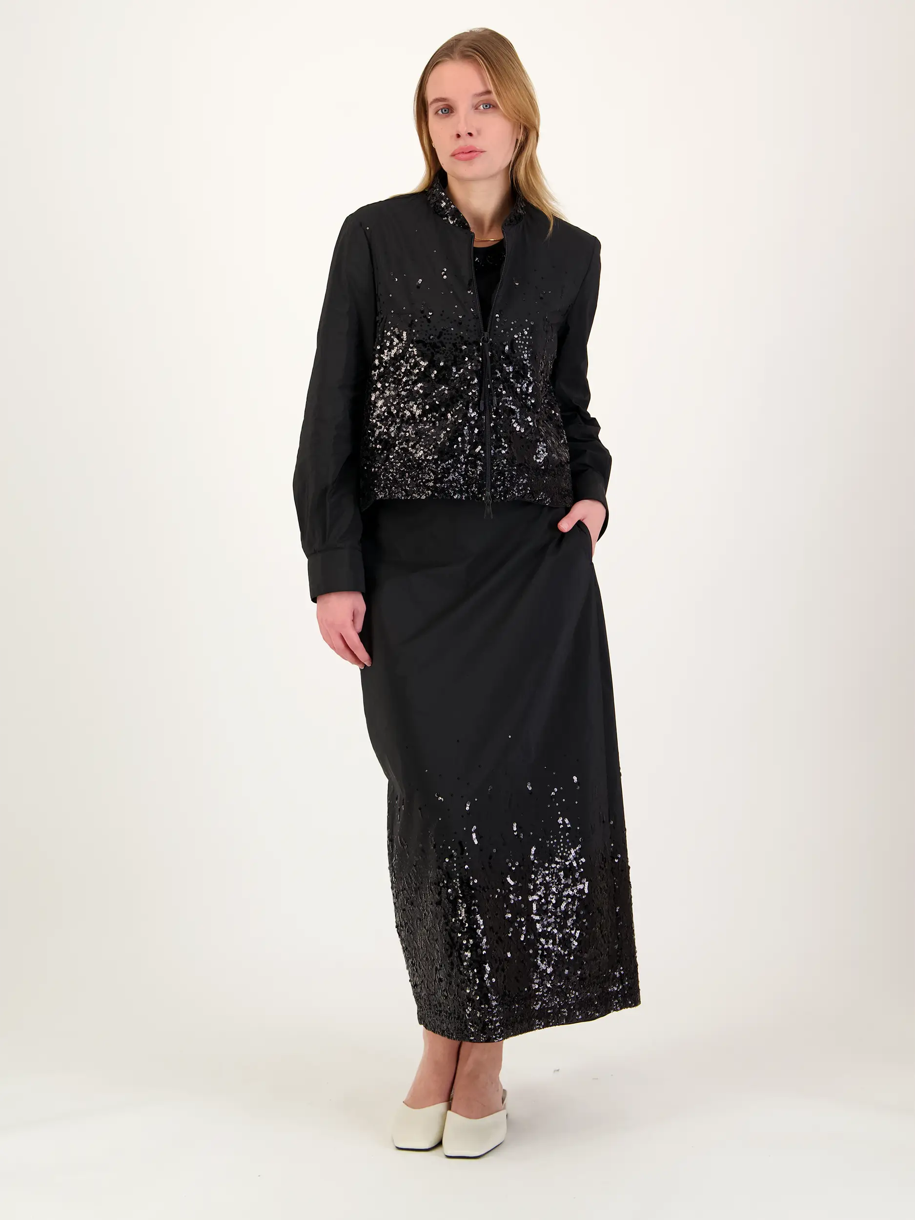 Midirock mit Pailletten - Artikel Teil eines Outfits getragen von einem Modell - Farbe: Schwarz