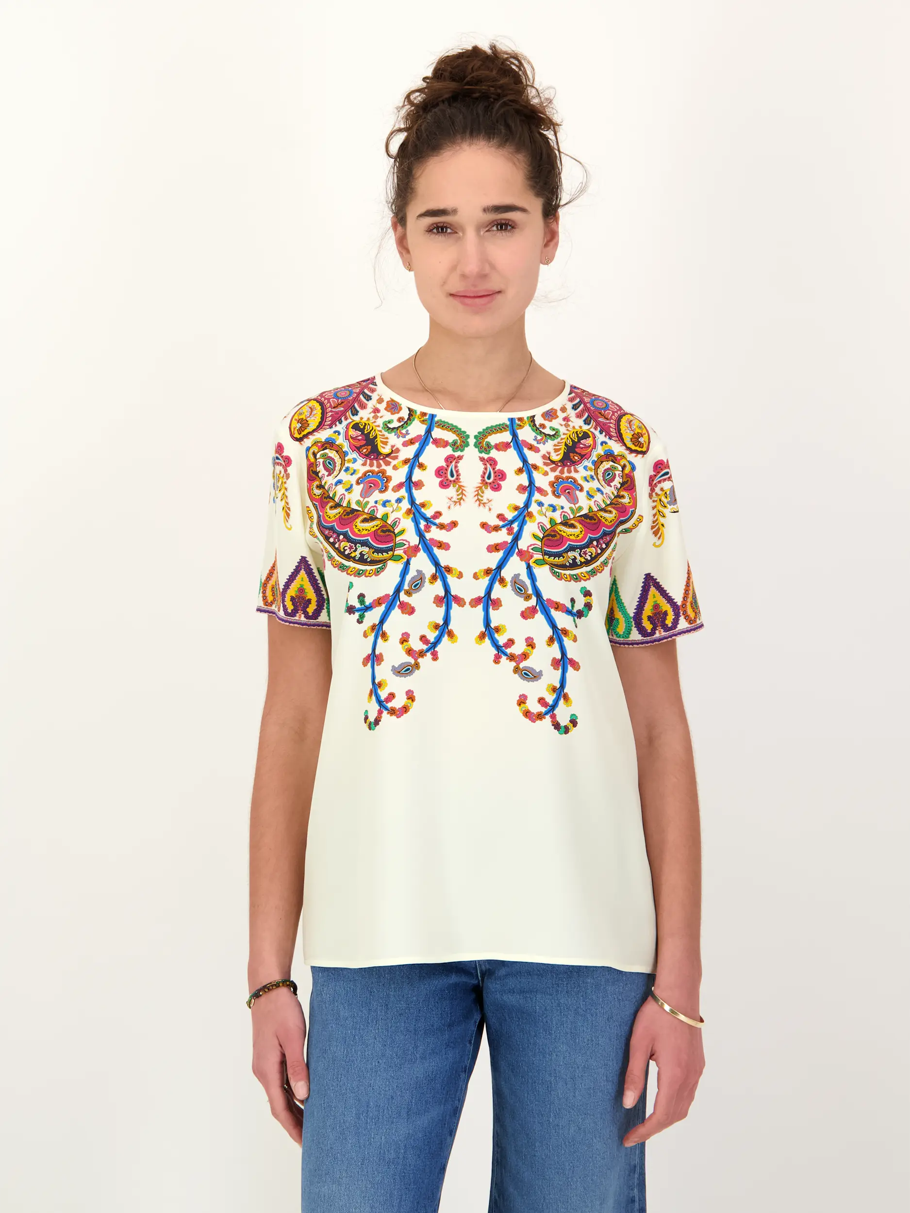 Gemusterte Seidenbluse - Artikel Vorderseite getragen von einem Modell - Farbe: Creme