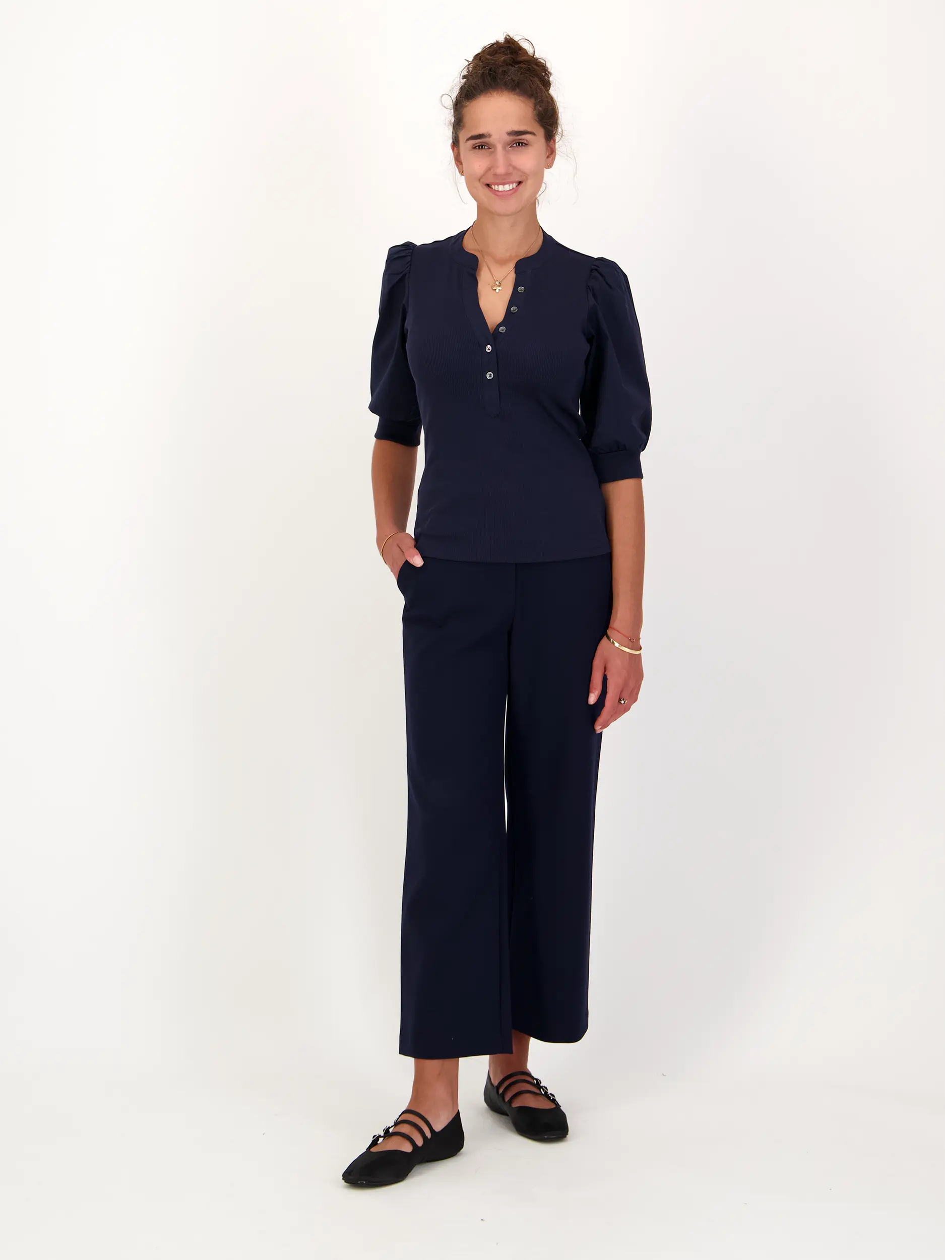 Shirt 'Coralee' kurzarm - Artikel Teil eines Outfits getragen von einem Modell - Farbe: Blau