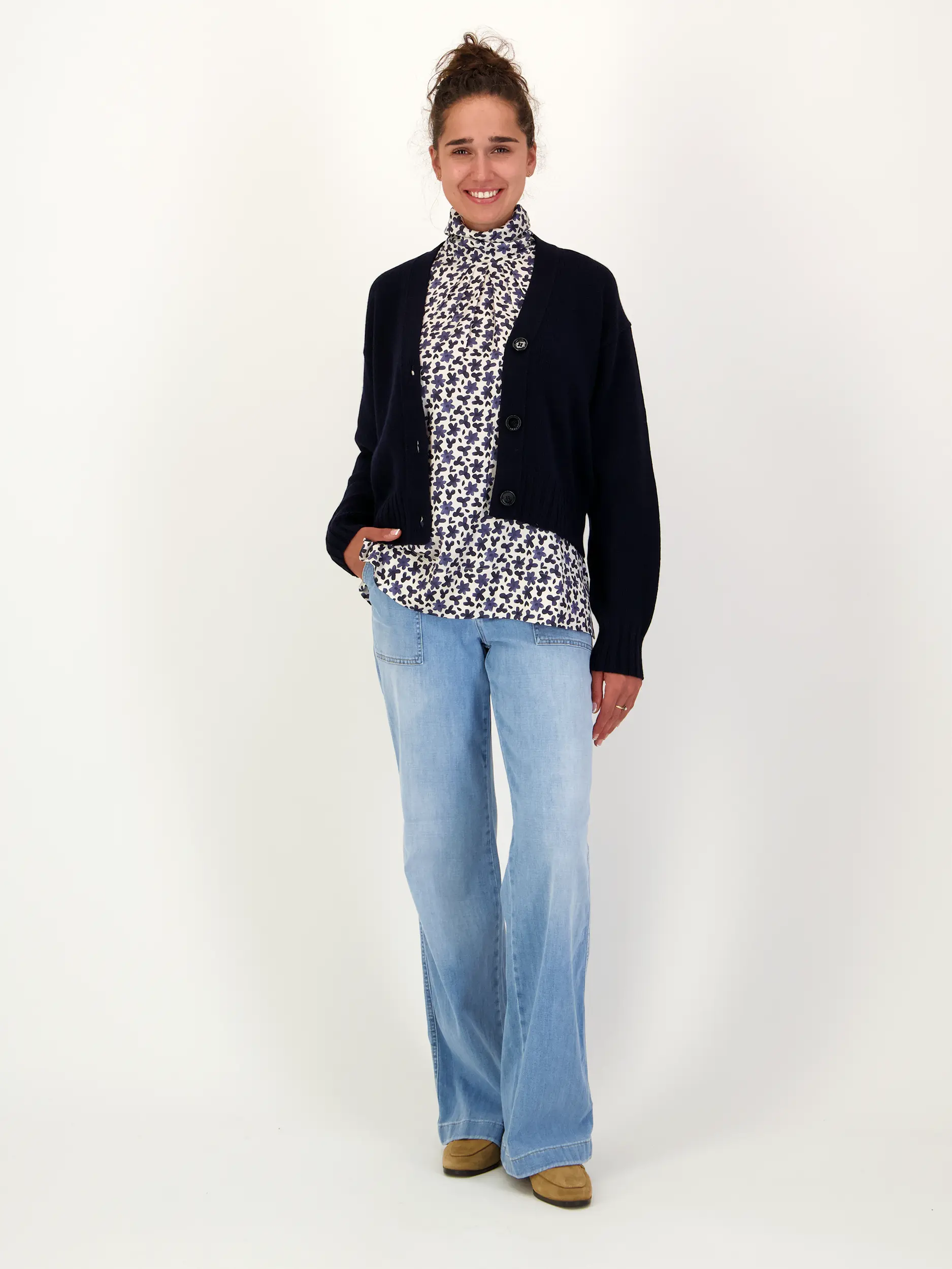 Geblümte Bluse 'Kuba' aus Seide ärmellos - Artikel Teil eines Outfits getragen von einem Modell