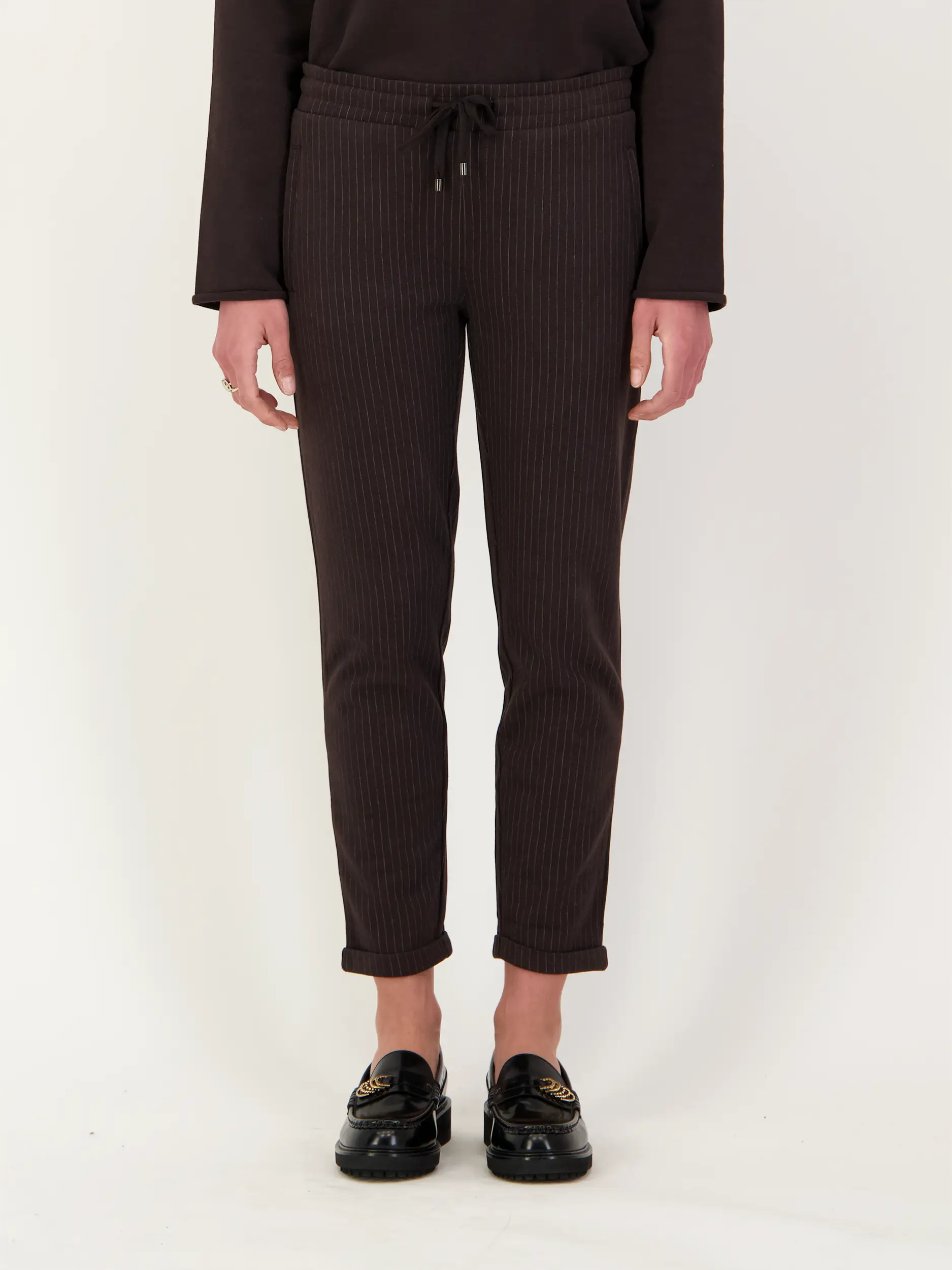 Gestreifte Sweathose 'Margie' - Artikel Vorderseite getragen von einem Modell - Farbe: Schwarz