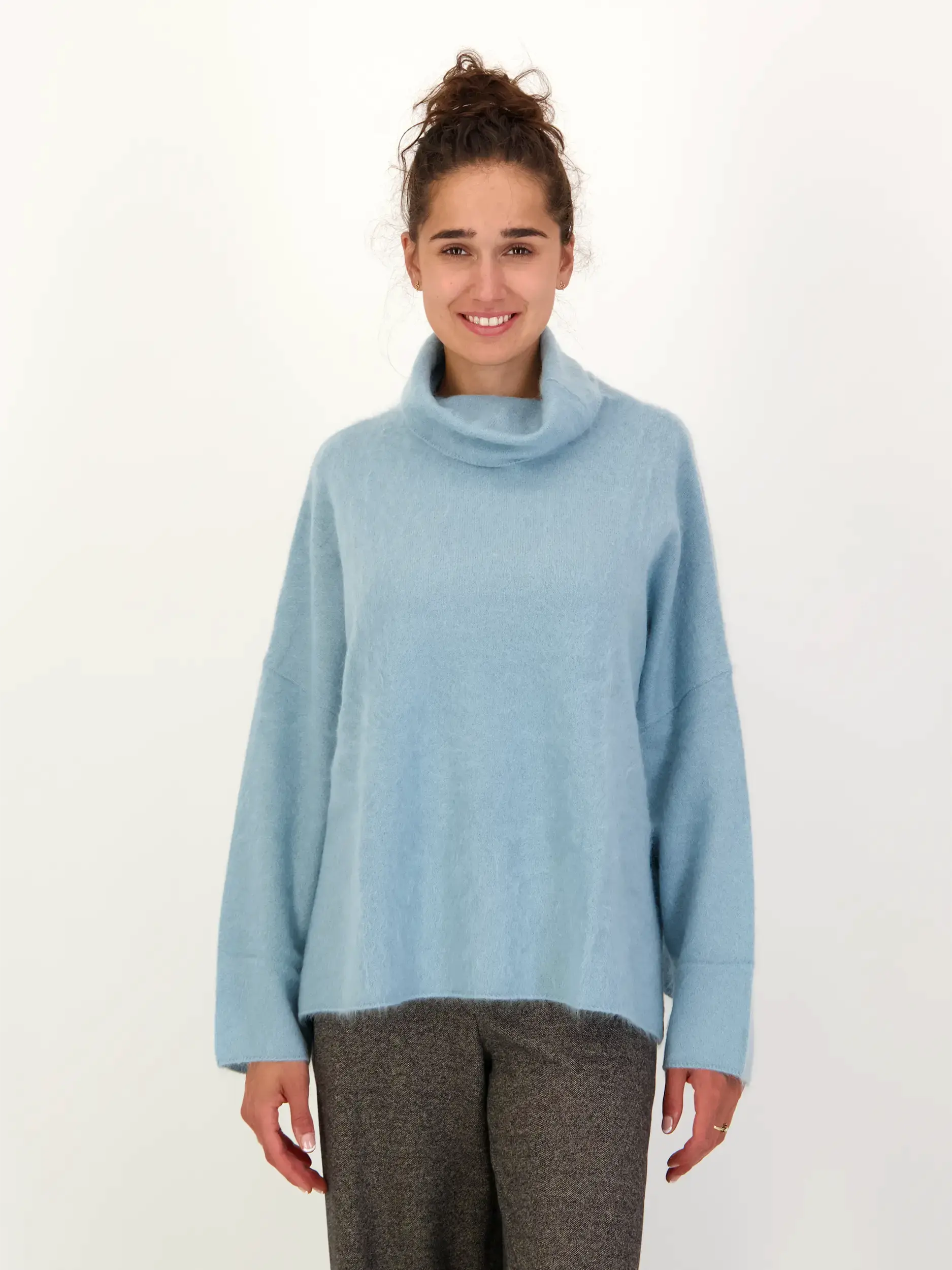 Rollkragenpullover aus Kaschmir langarm - Artikel Vorderseite getragen von einem Modell - Farbe: Grün