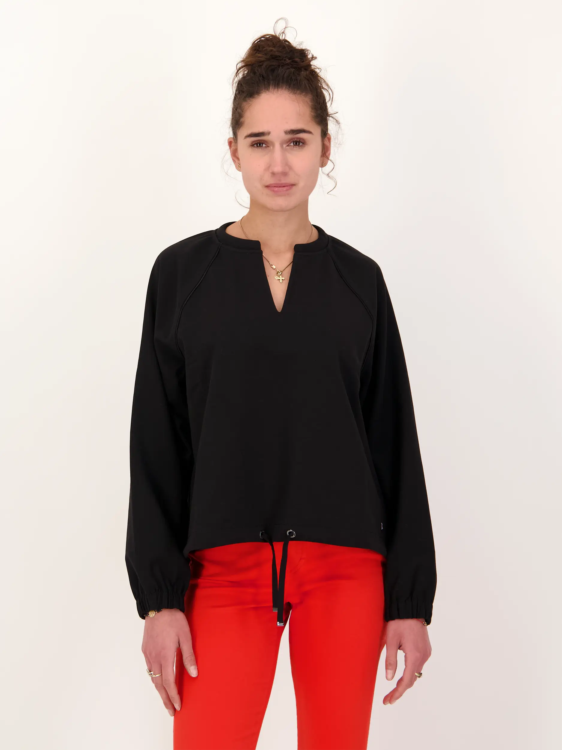 Sweatshirt 'Britney' - Artikel Vorderseite getragen von einem Modell - Farbe: Schwarz