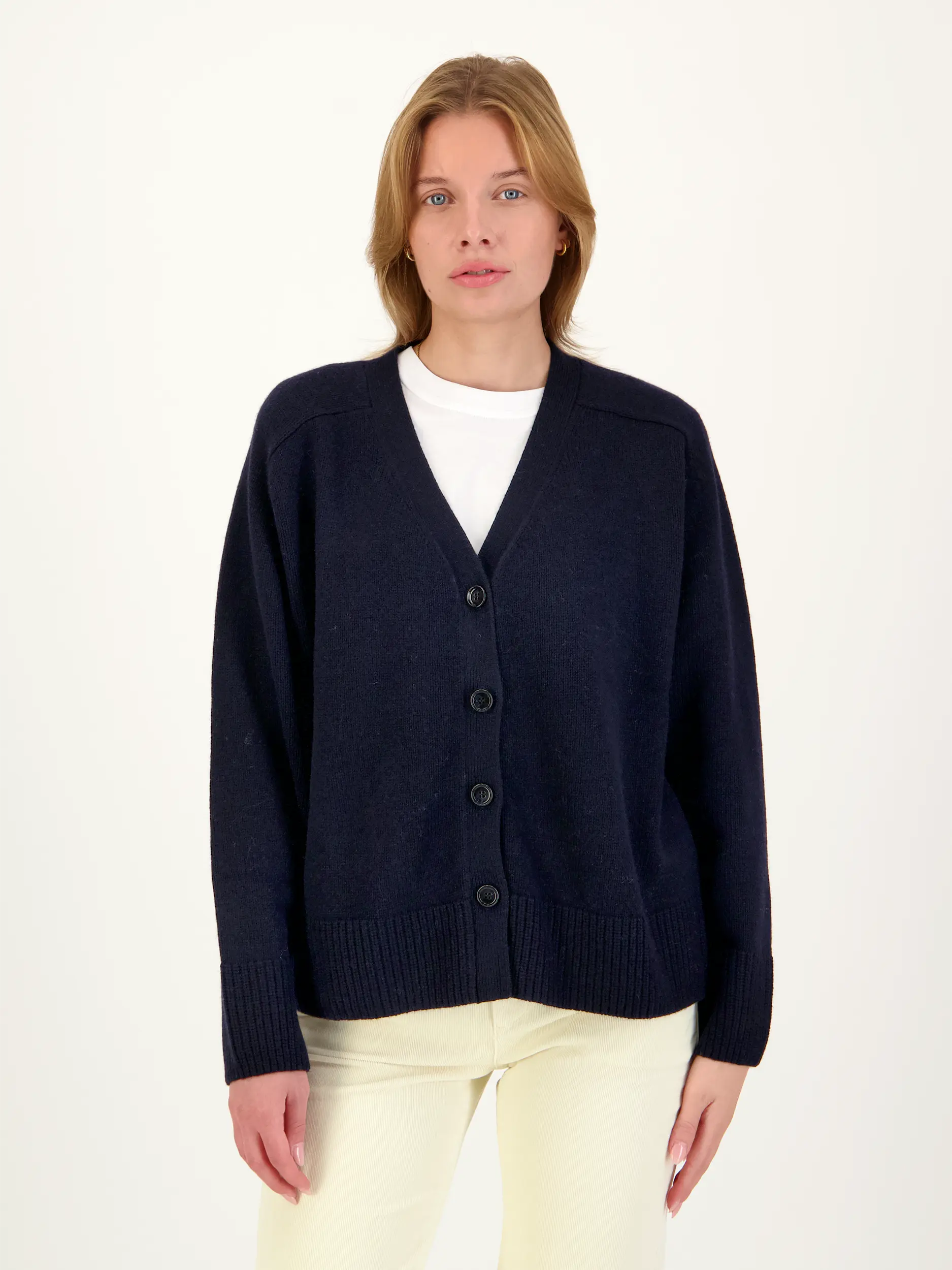 Strickjacke aus Wolle - Artikel Vorderseite getragen von einem Modell - Farbe: Blau