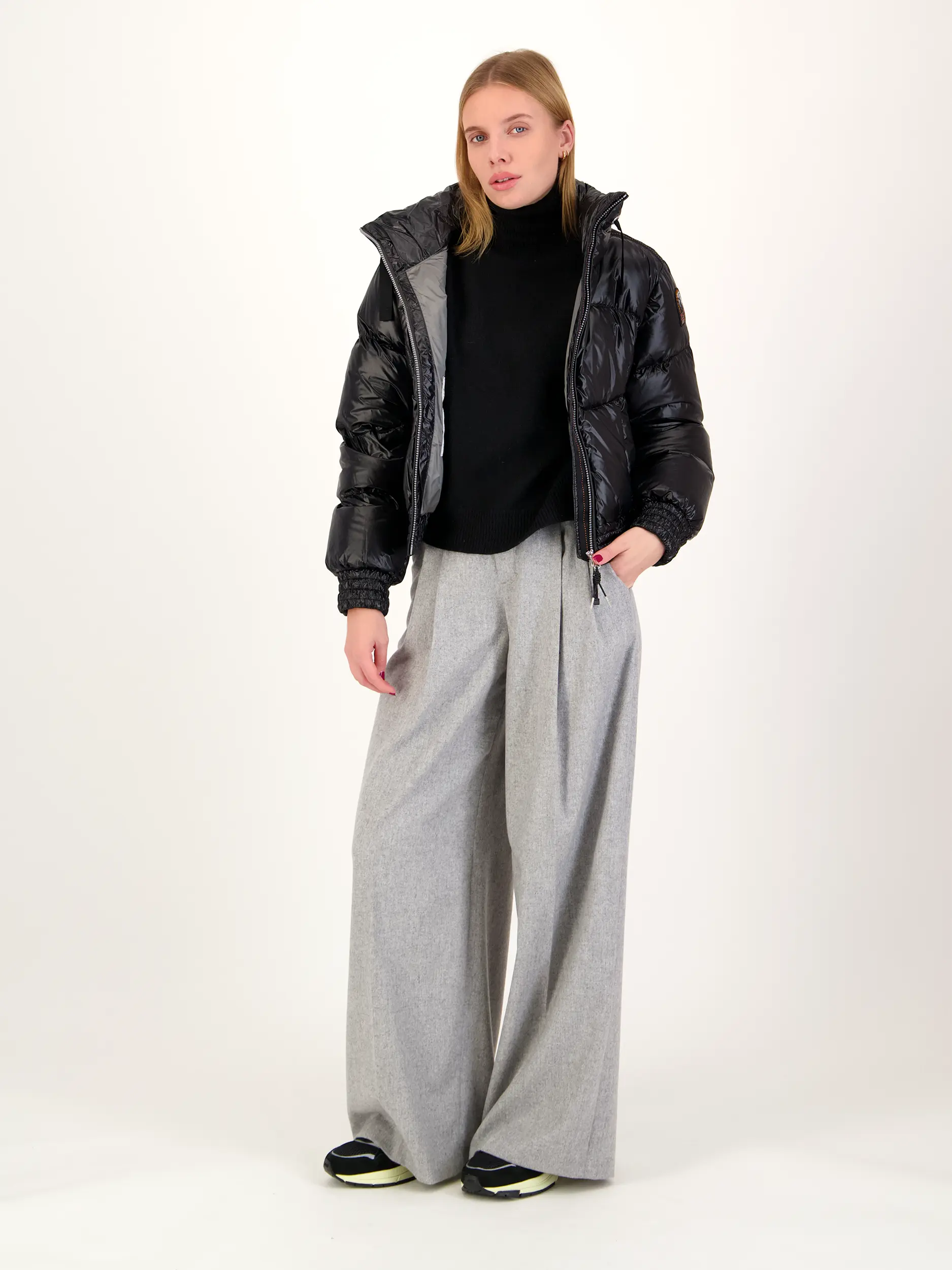 Pullover 'Lyzima' - Artikel Teil eines Outfits getragen von einem Modell - Farbe: Schwarz