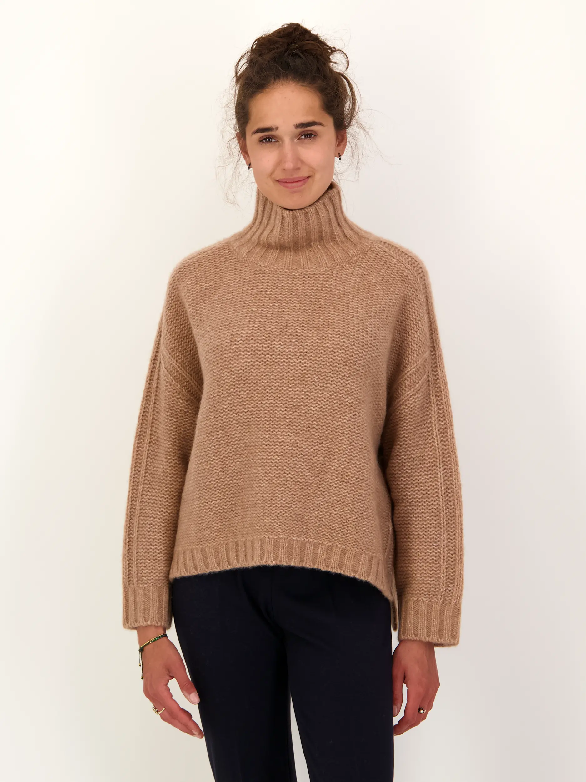 Pullover 'Devon' aus Kaschmir langarm - Artikel Vorderseite getragen von einem Modell