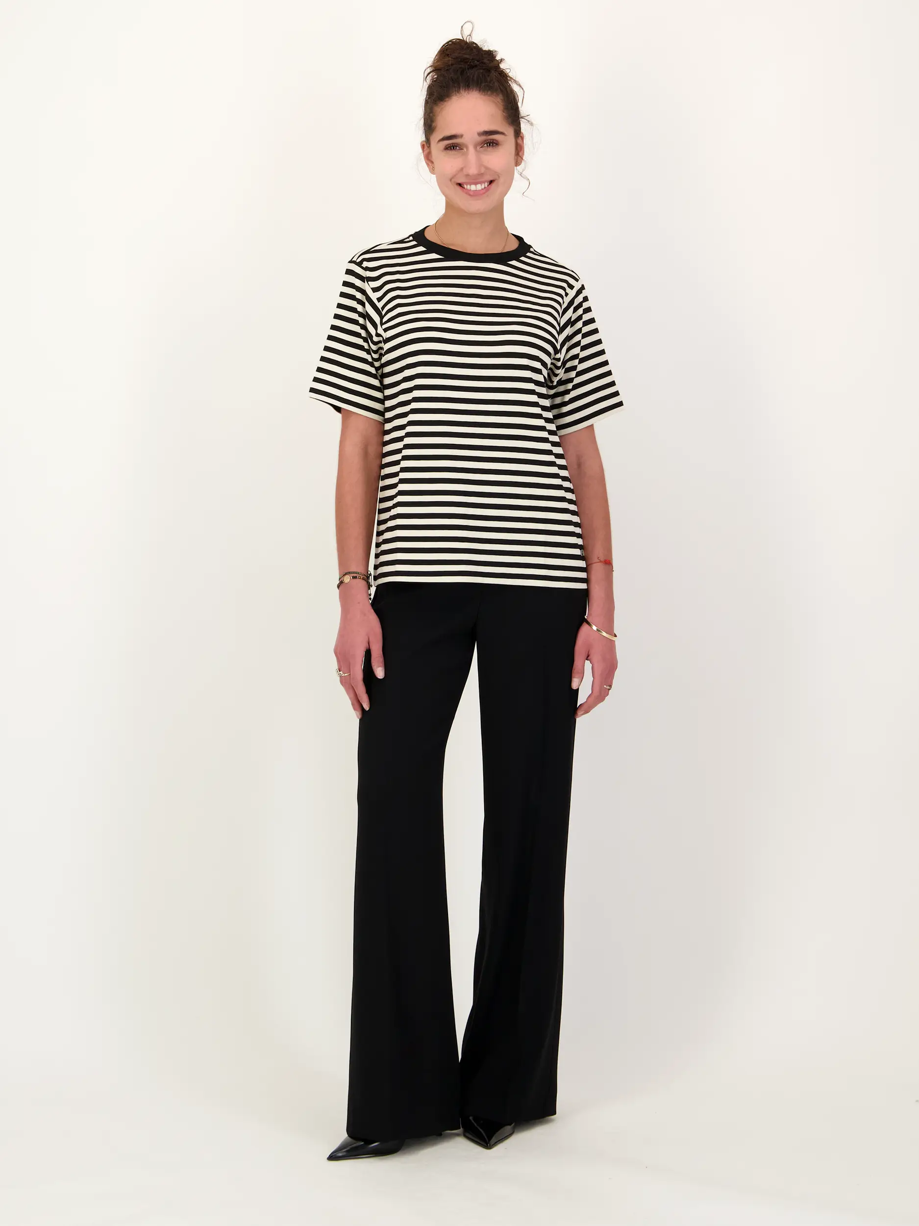 Gestreiftes T-Shirt 'Raya' - Artikel Teil eines Outfits getragen von einem Modell - Farbe: Schwarz