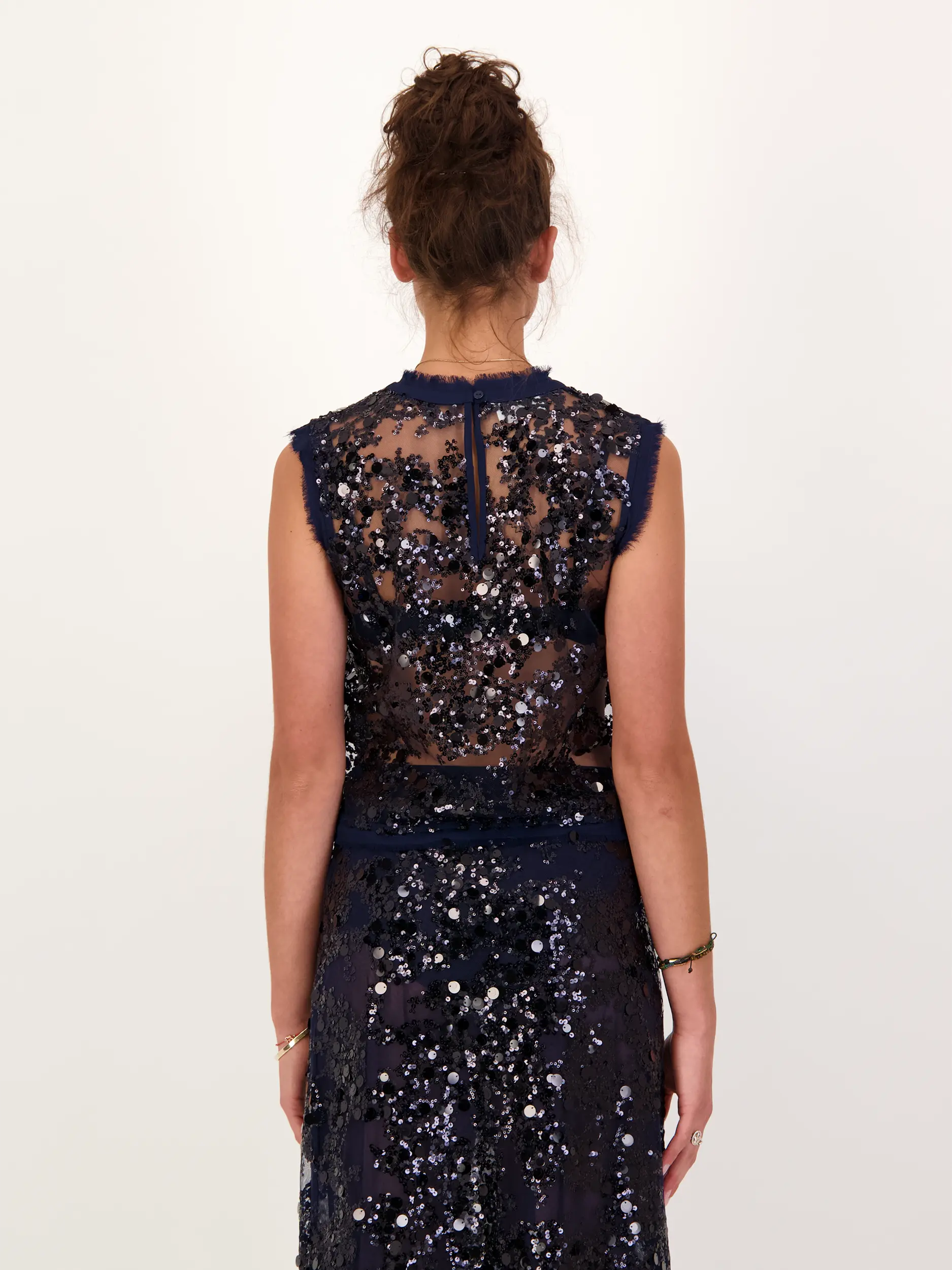Top mit Glitzerpailletten - Artikel Rückseite getragen von einem Modell - Farbe: Blau
