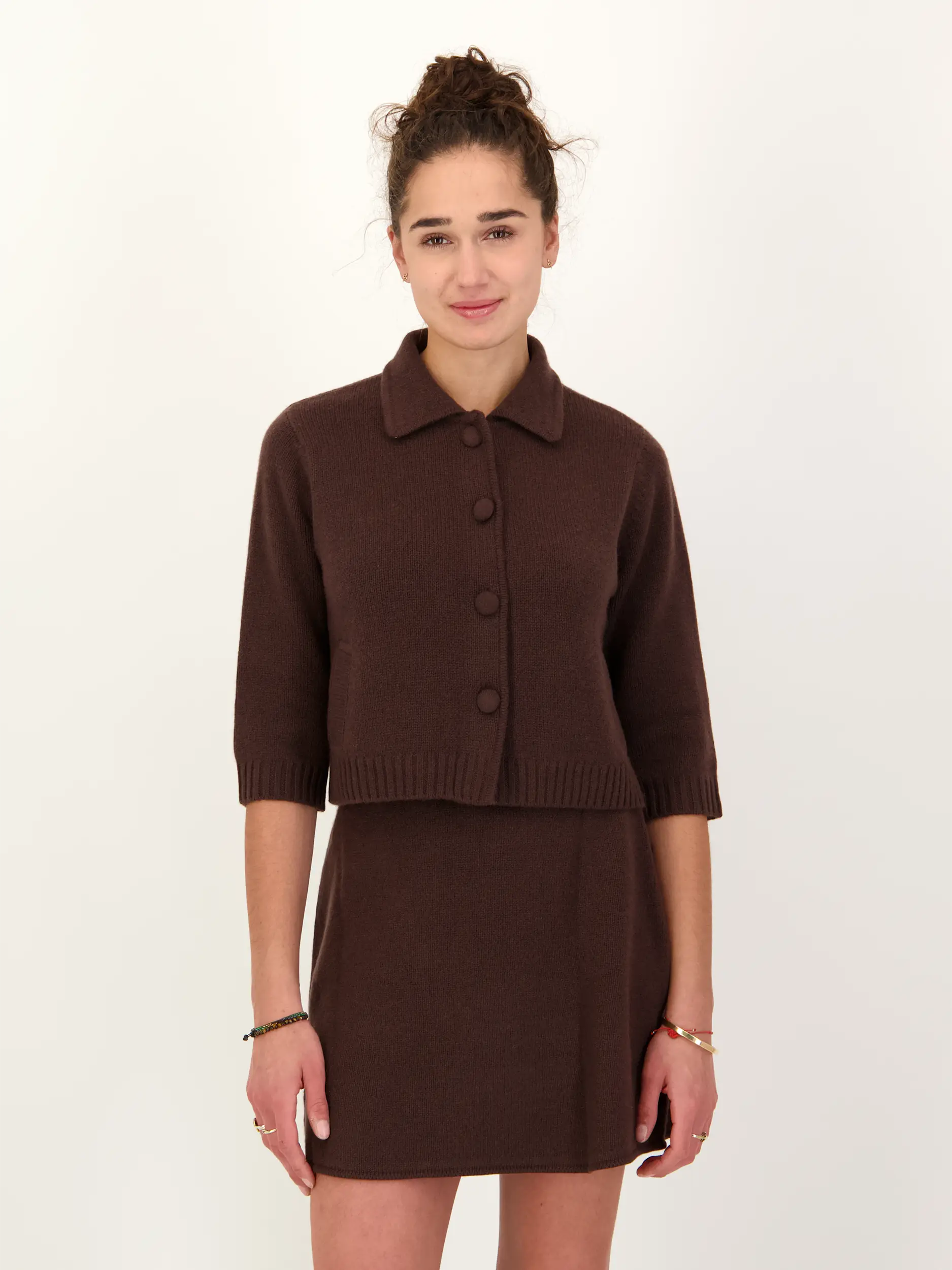 Strickjacke Studio 'Laura' aus Kaschmir 3/4-Arm  - Artikel Vorderseite getragen von einem Modell - Farbe: Braun