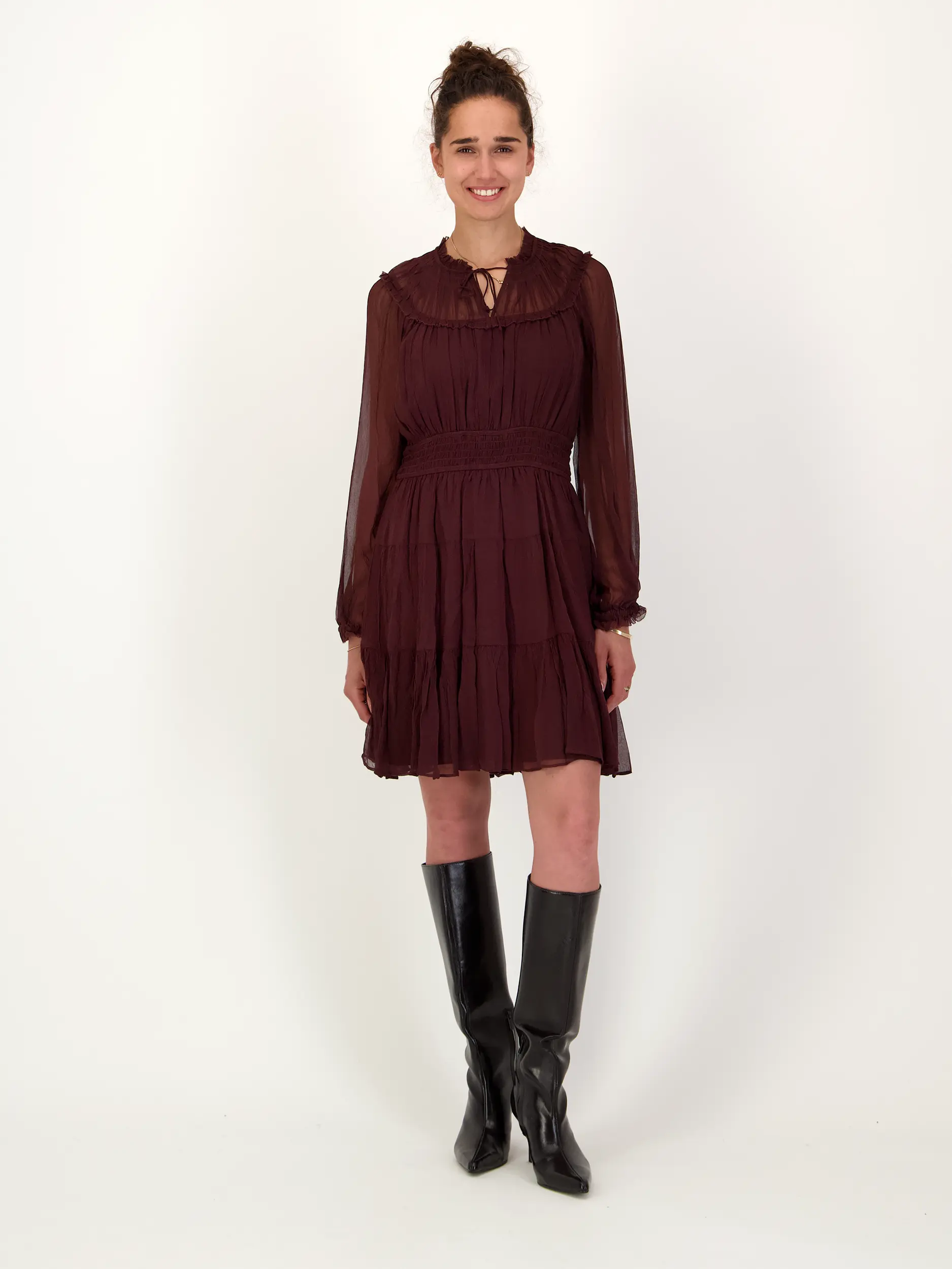 Minikleid 'Ava' aus Seide - Artikel Vorderseite getragen von einem Modell - Farbe: Rot