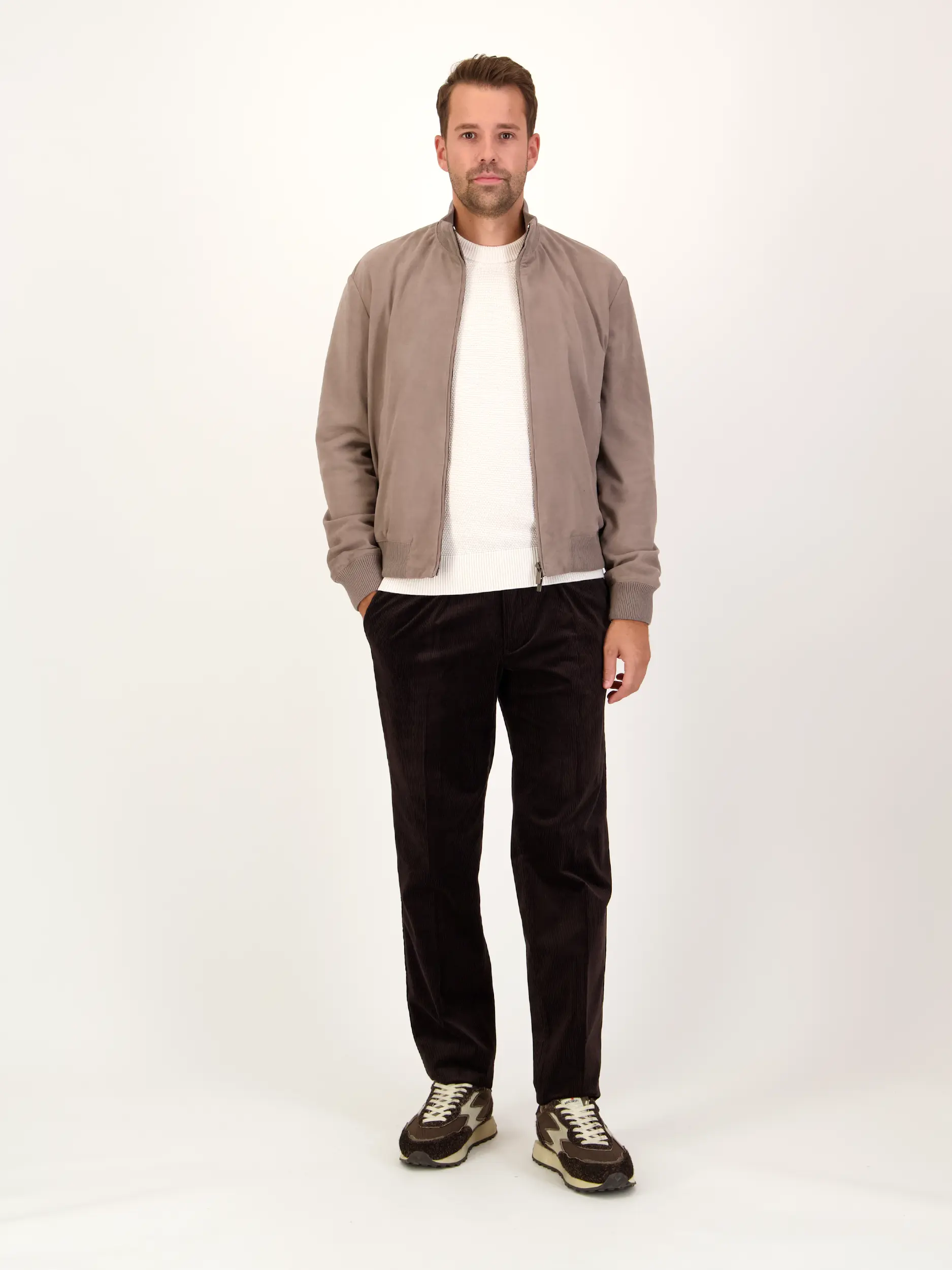 Lederjacke 'Lennox' - Artikel Teil eines Outfits getragen von einem Modell - Farbe: Braun