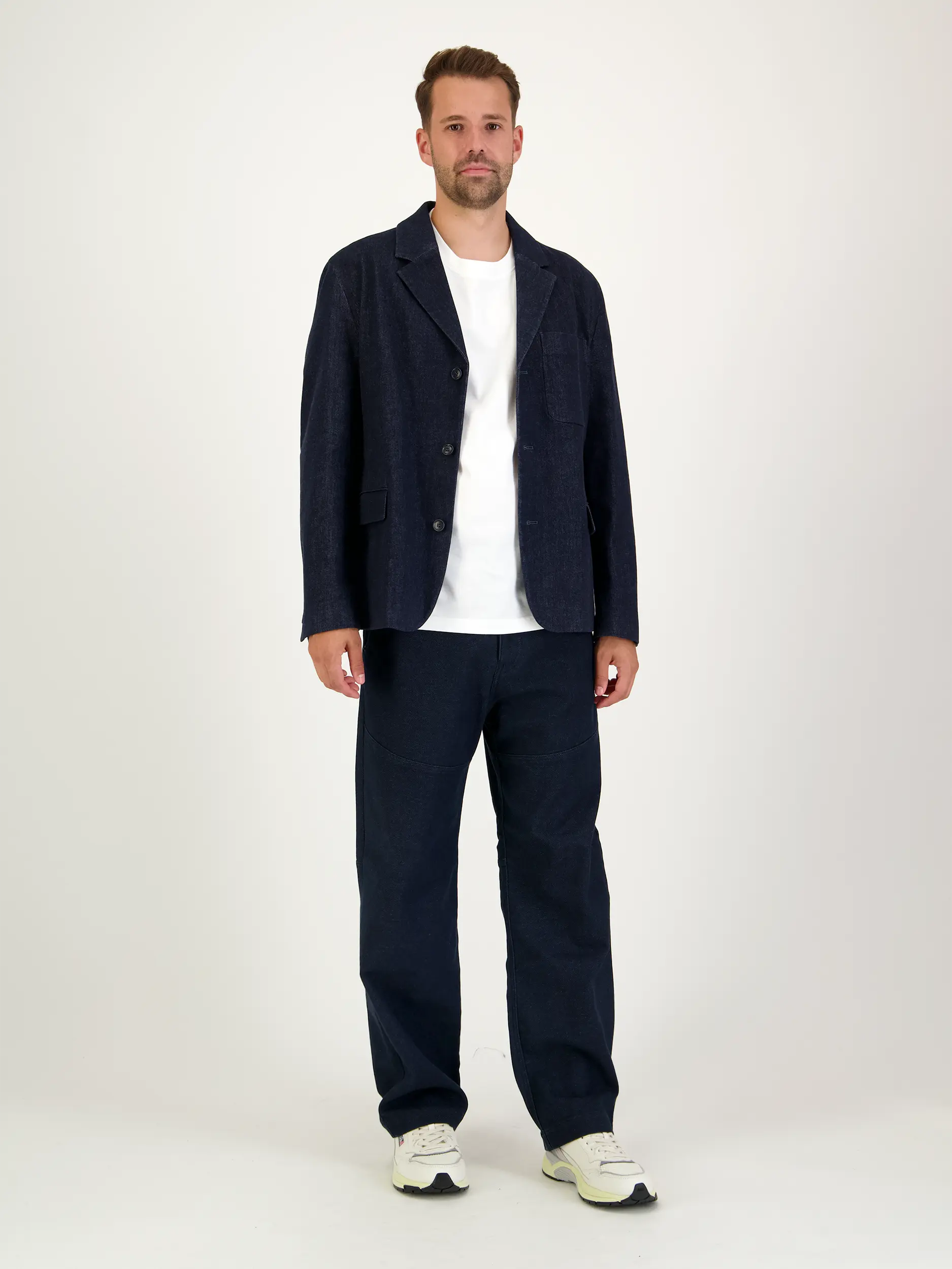 Hose 'Yogga' - Artikel Teil eines Outfits getragen von einem Modell - Farbe: Blau