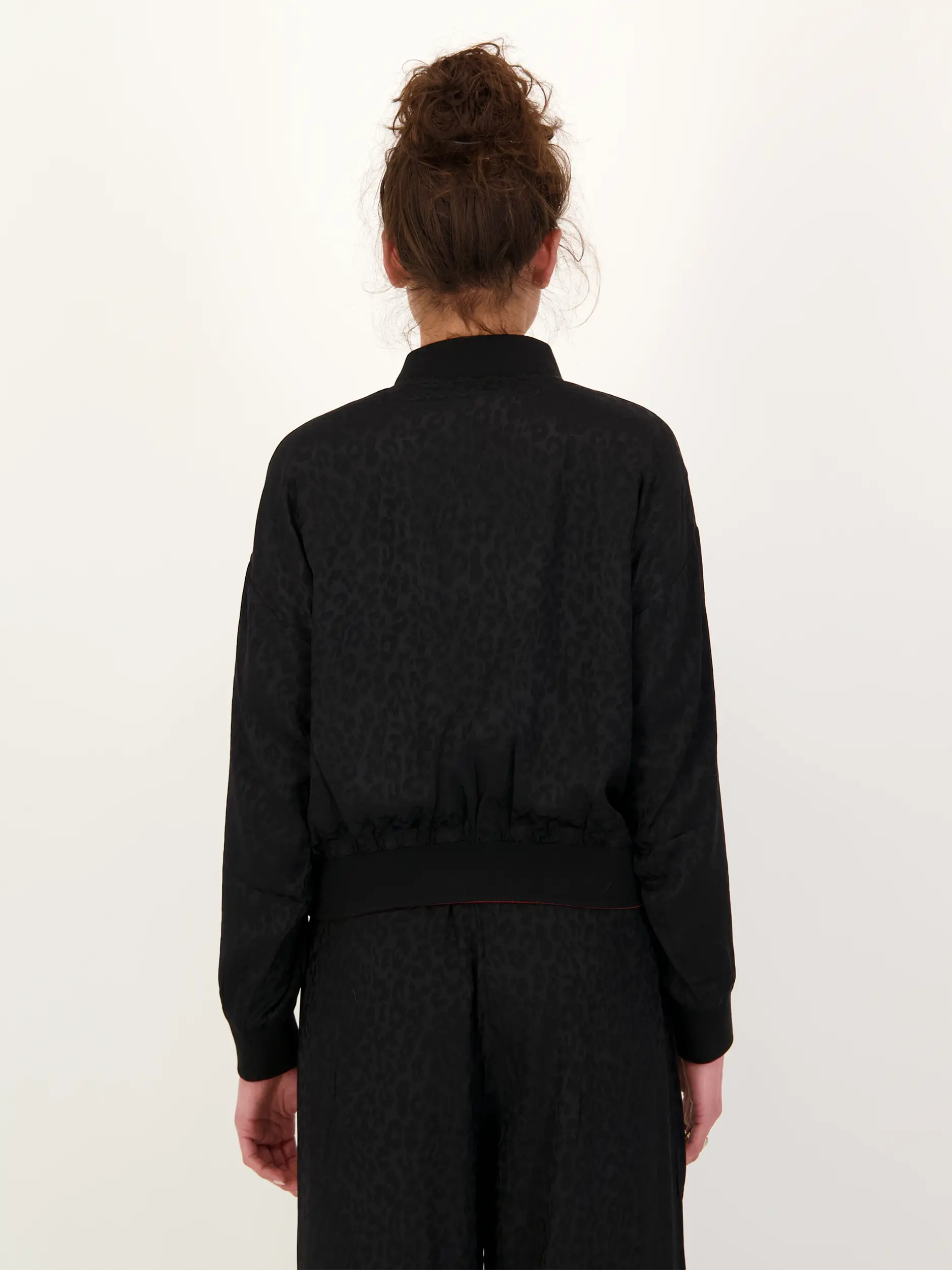 Bomberjacke 'Elin' - Artikel Rückseite getragen von einem Modell - Farbe: Grau