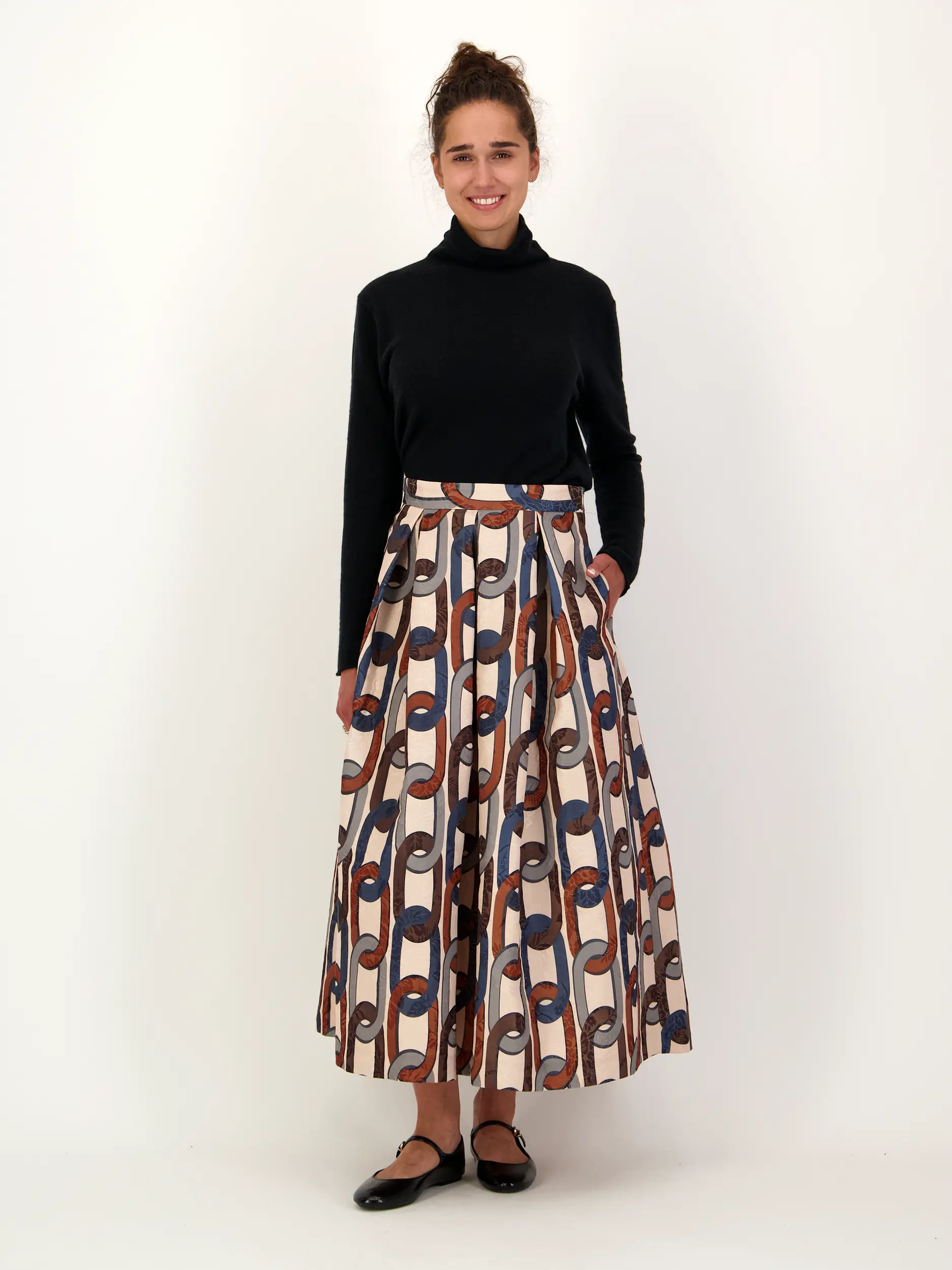 Gemusterter Maxirock 'Luna' - Artikel Teil eines Outfits getragen von einem Modell