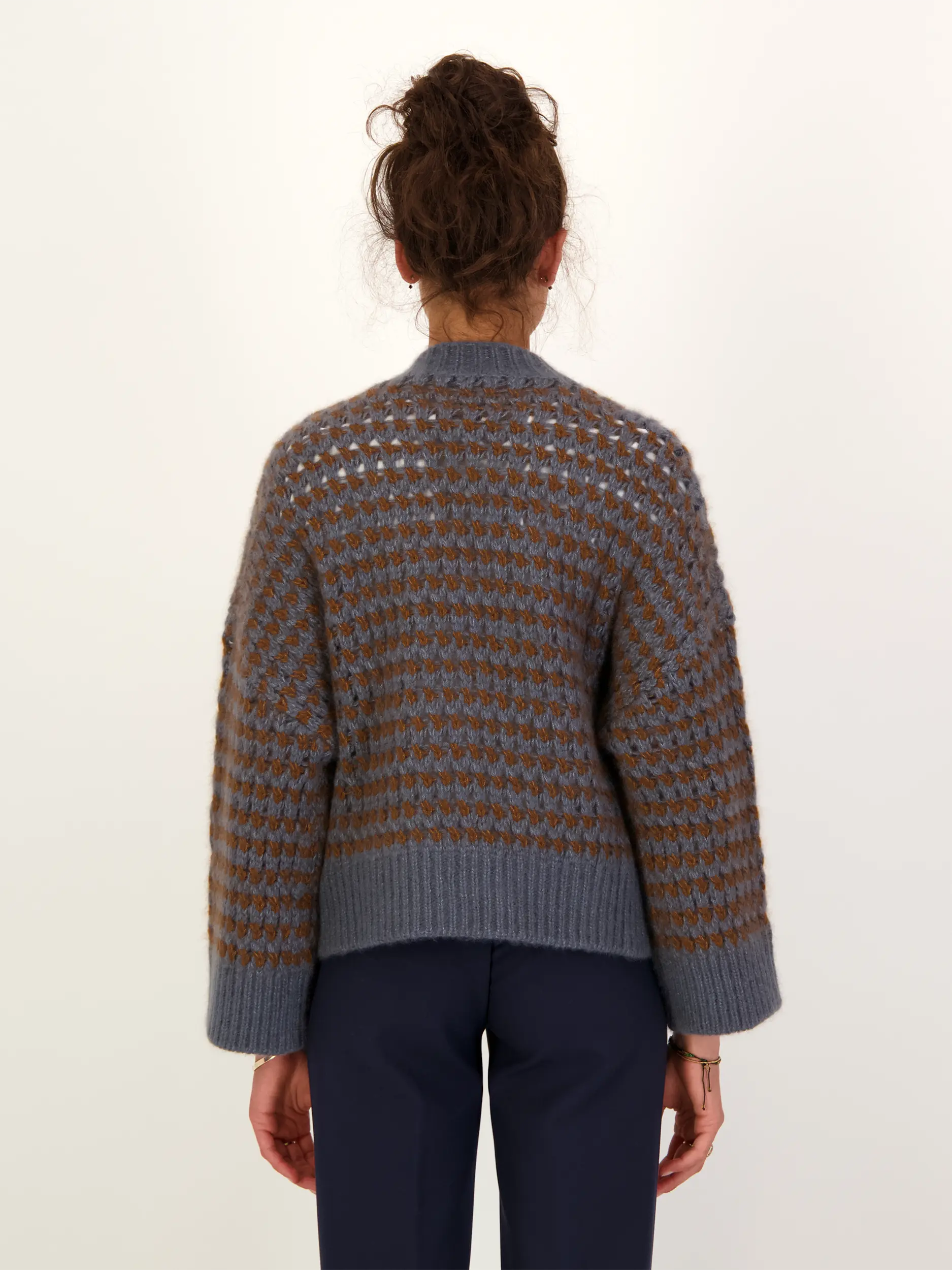 Gemusterte Strickjacke aus Kaschmir - Artikel Rückseite getragen von einem Modell