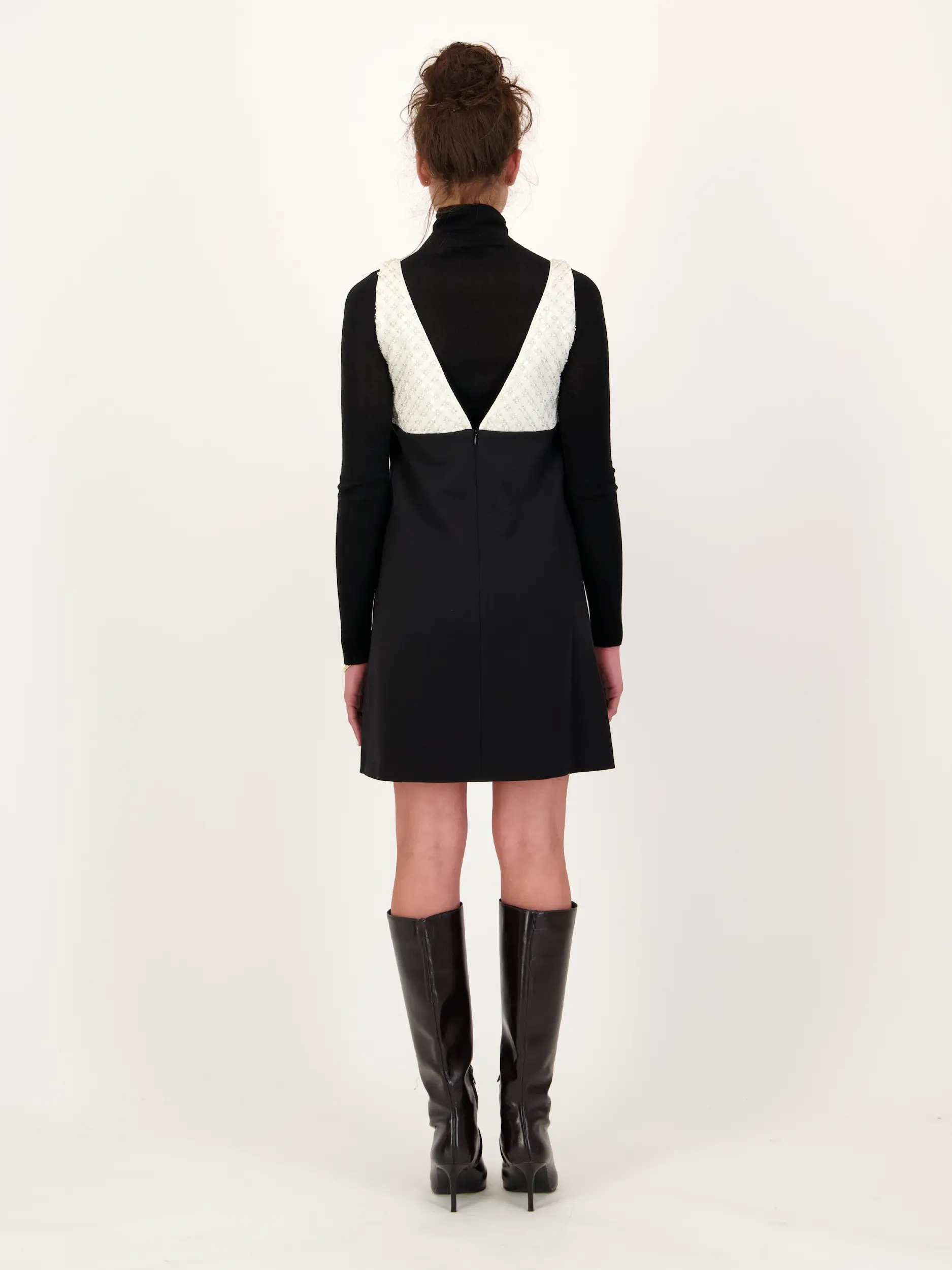 Minikleid - Artikel Rückseite getragen von einem Modell - Farbe: Schwarz