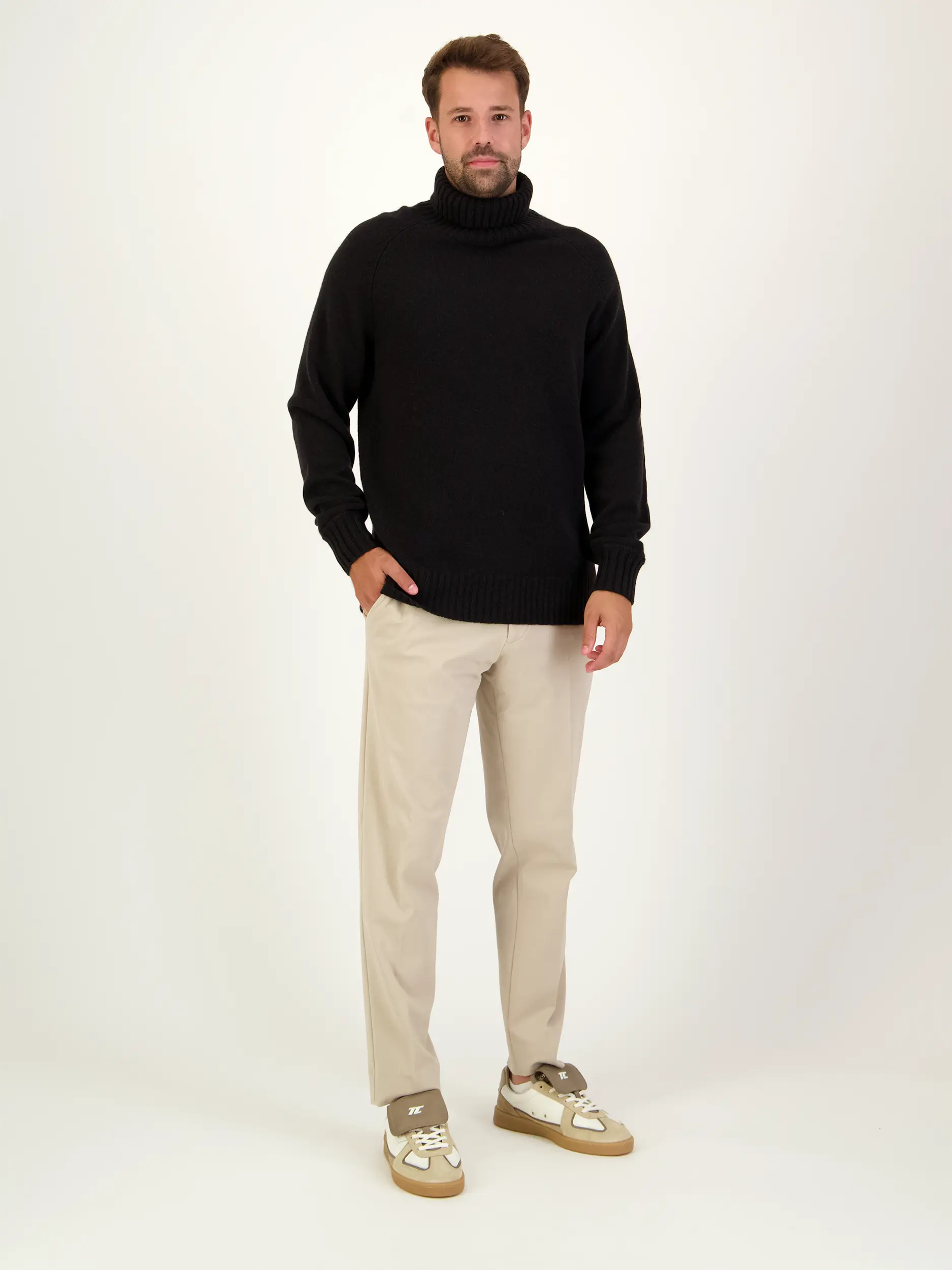 Pullover aus Kaschmir langarm - Artikel Teil eines Outfits getragen von einem Modell - Farbe: Braun