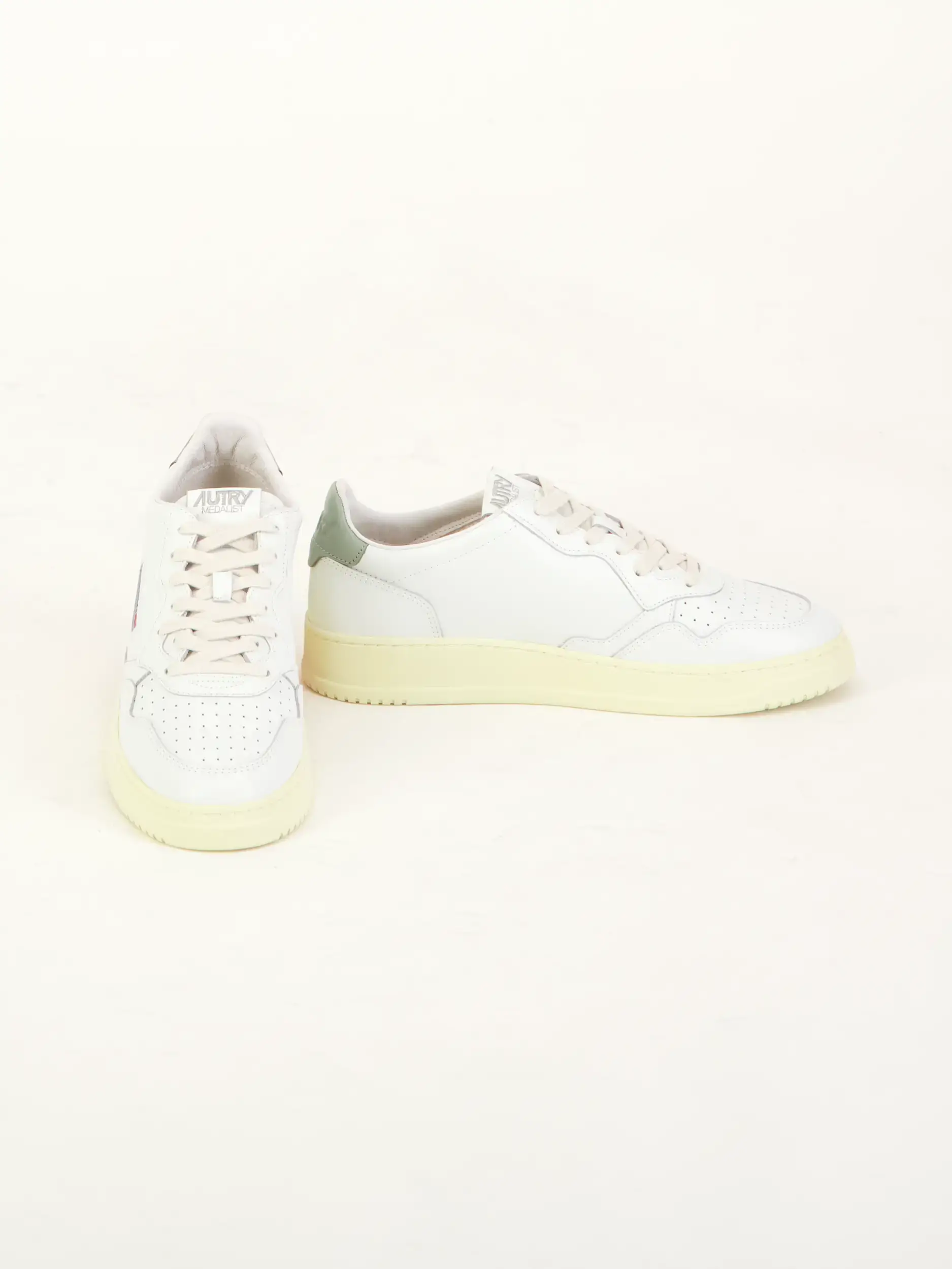 Sneaker 'Medalist' aus Leder - Artikel Vorderseite getragen von einem Modell - Farbe: Grün