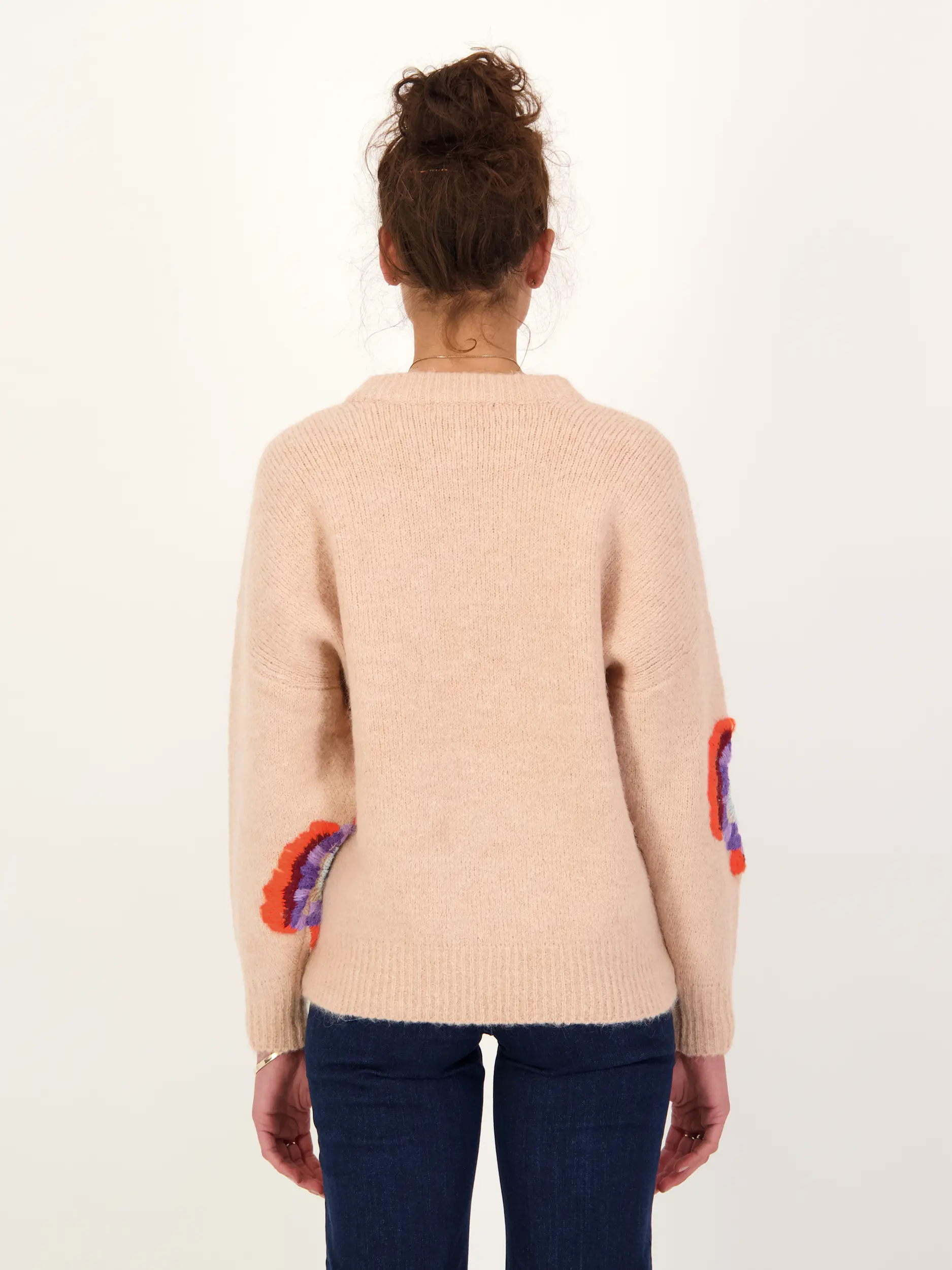 Pullover 'Impossible' aus Woll-Mix mit Blumen Print langarm - Artikel Rückseite getragen von einem Modell - Farbe: Beige
