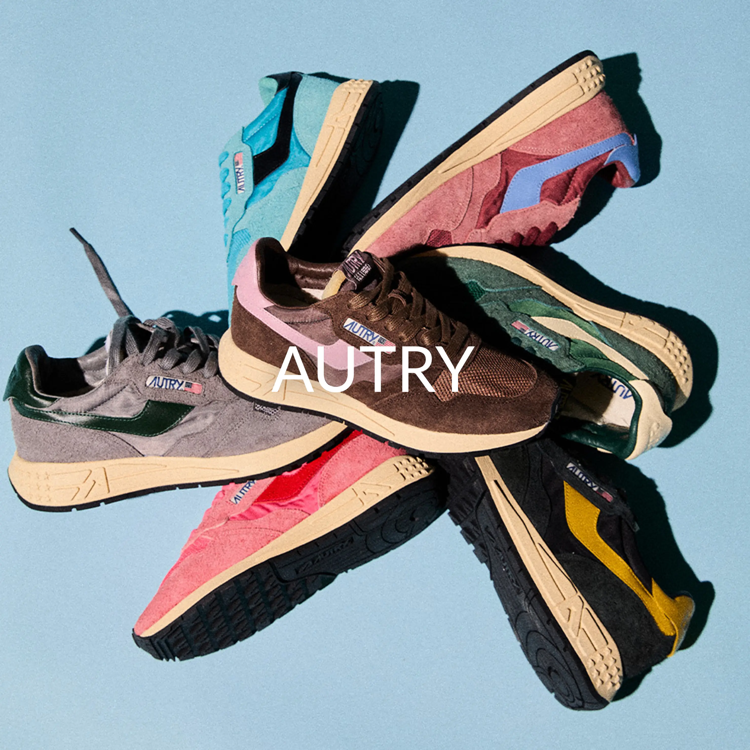 Viele bunte Ledersneaker – Marke Autry im Vordergrund.