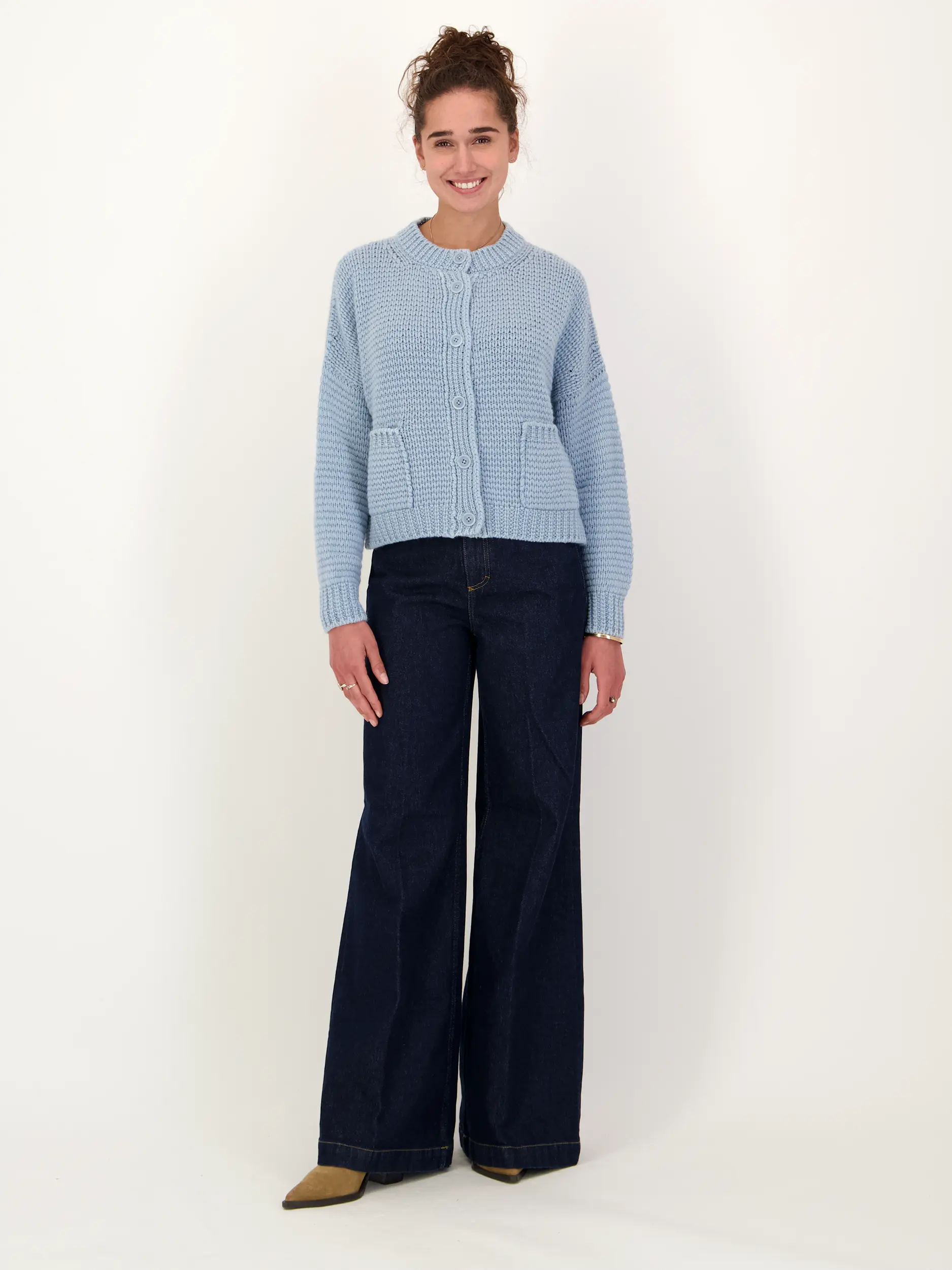 Strickjacke 'Marjorie' aus Kaschmir - Artikel Teil eines Outfits getragen von einem Modell - Farbe: Blau