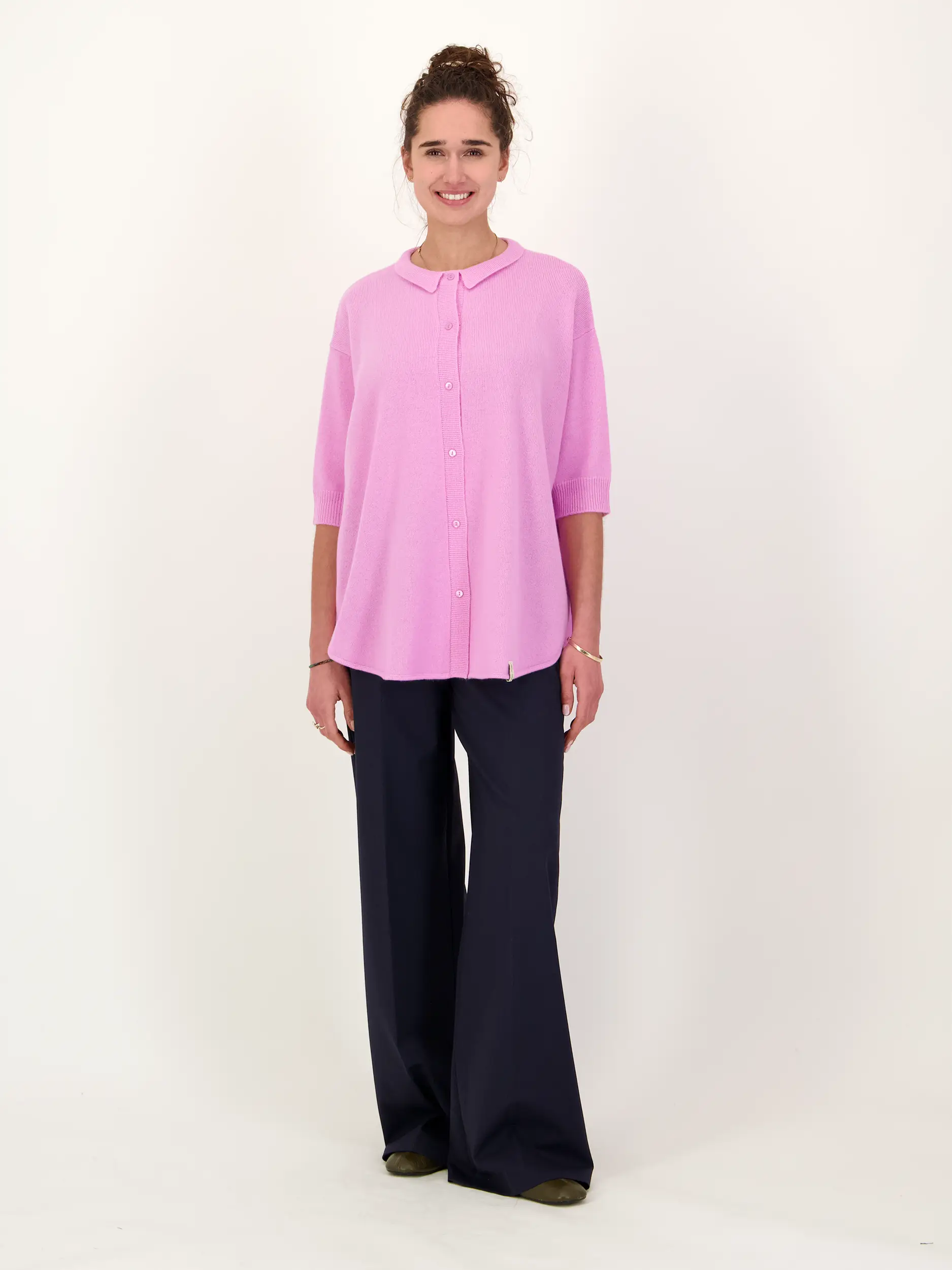 Strickjacke aus Kaschmir Mix - Artikel Teil eines Outfits getragen von einem Modell - Farbe: Rot