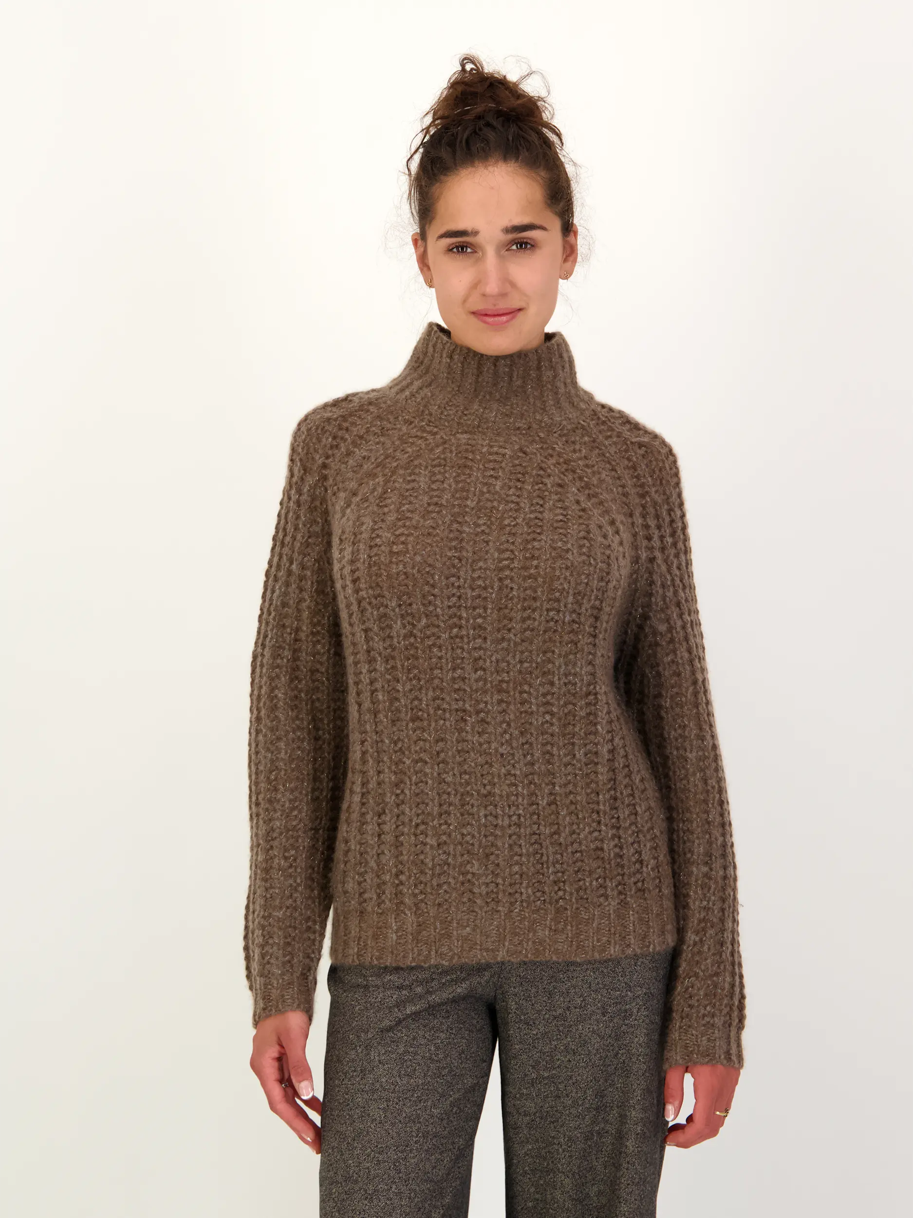 Pullover aus Kaschmir-Mix langarm - Artikel Vorderseite getragen von einem Modell - Farbe: Braun