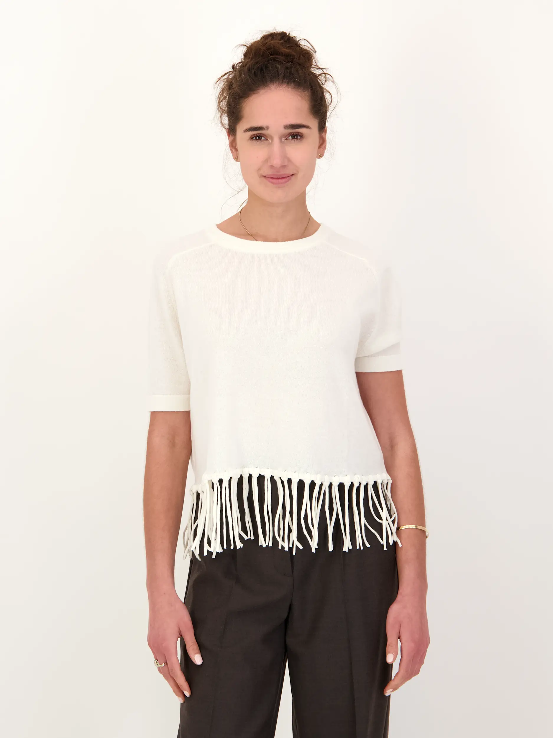 Pullover aus Wolle mit Fransen kurzarm - Artikel Vorderseite getragen von einem Modell - Farbe: Creme
