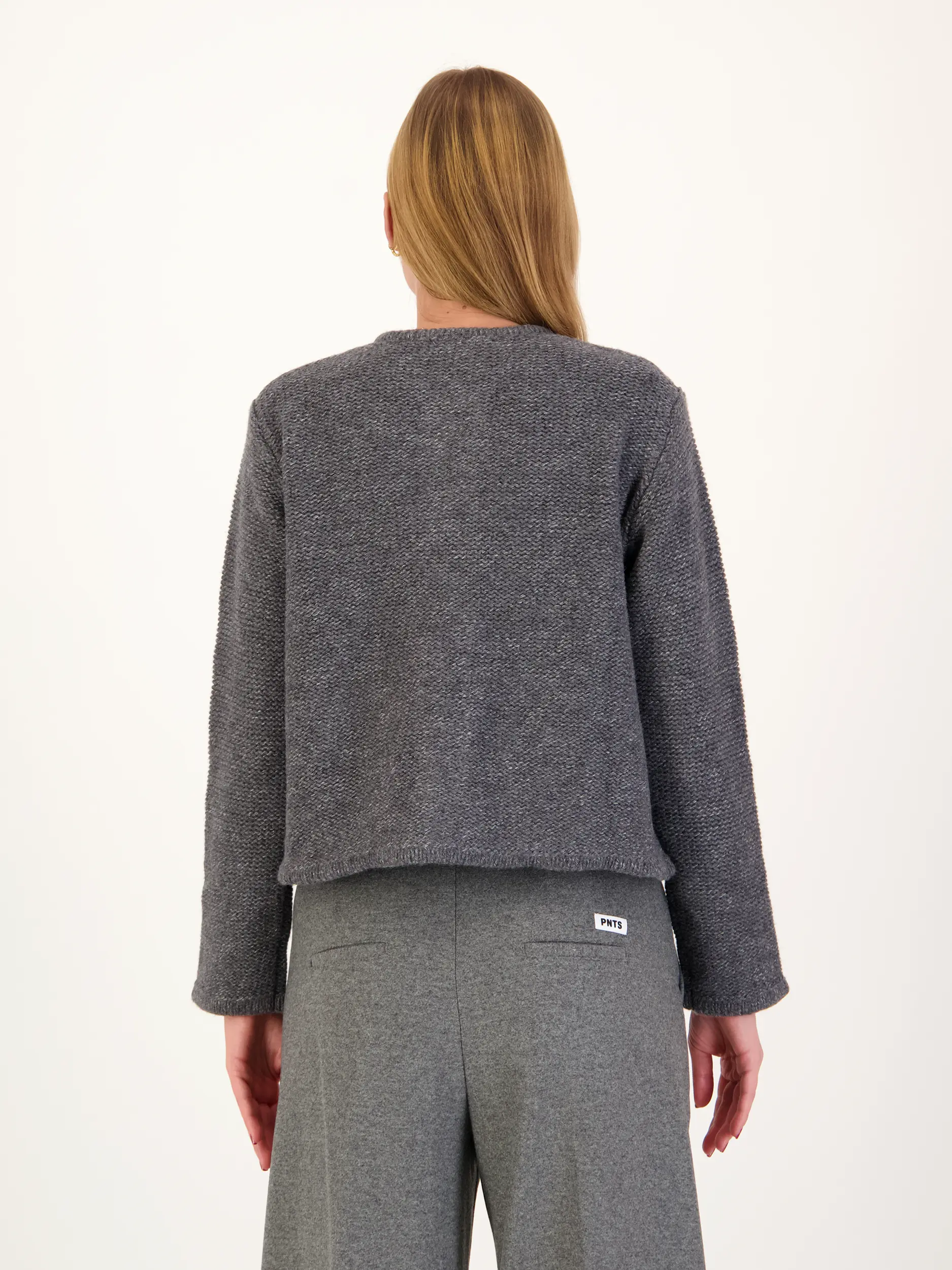 Strickjacke 'Patricia' - Artikel Rückseite getragen von einem Modell - Farbe: Grau