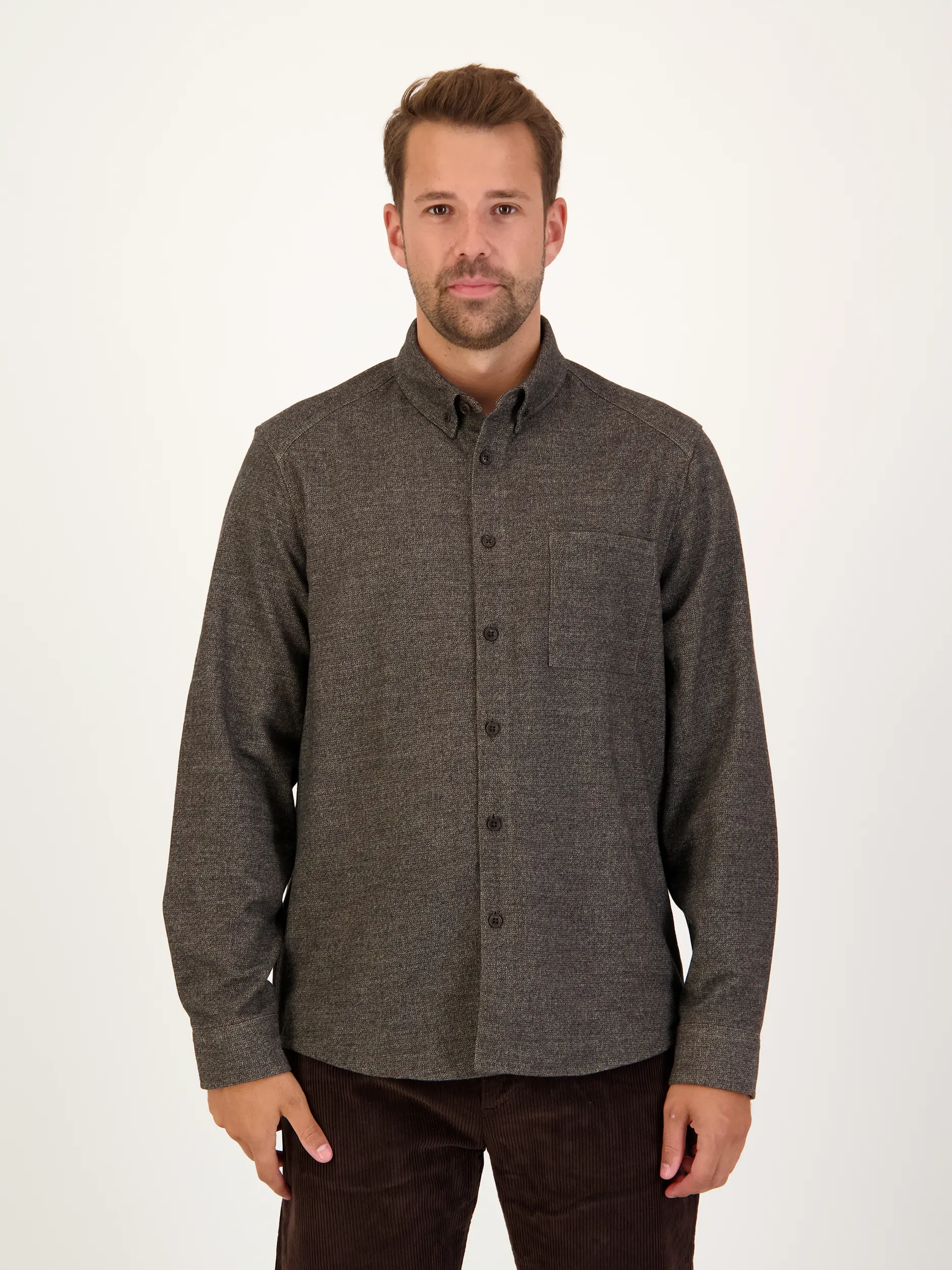 Hemd 'Liet' mit Button-Down-Kragen langarm - Artikel Vorderseite getragen von einem Modell - Farbe: Braun