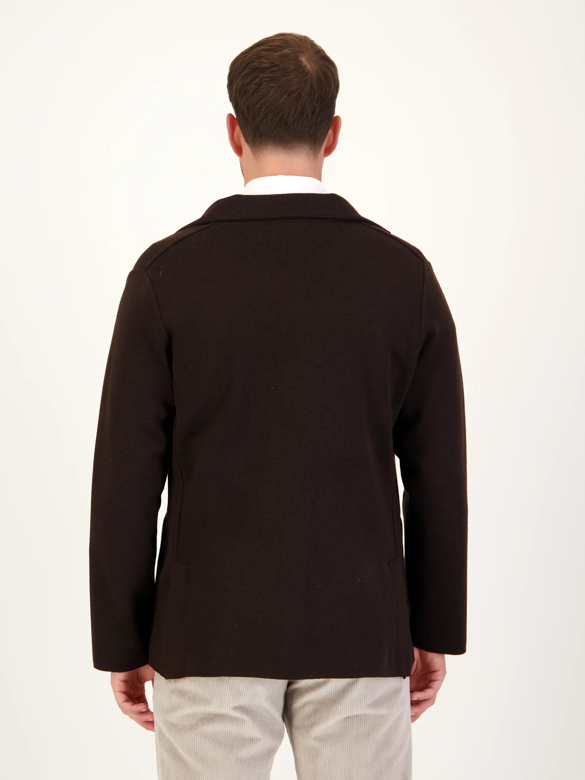 Stricksakko aus Wolle - Artikel Rückseite getragen von einem Modell - Farbe: Braun