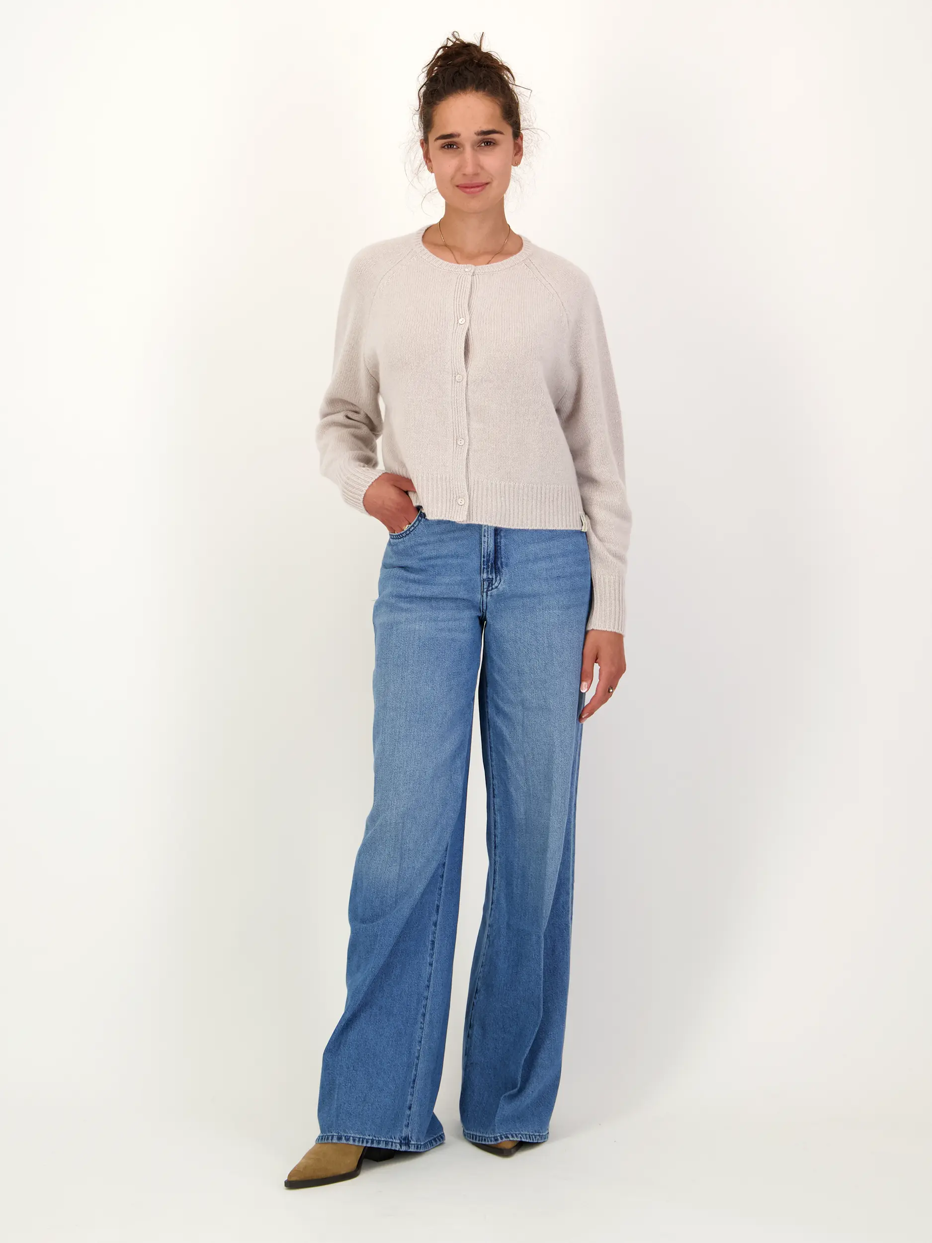 Strickjacke aus Kaschmir langarm - Artikel Teil eines Outfits getragen von einem Modell - Farbe: Beige