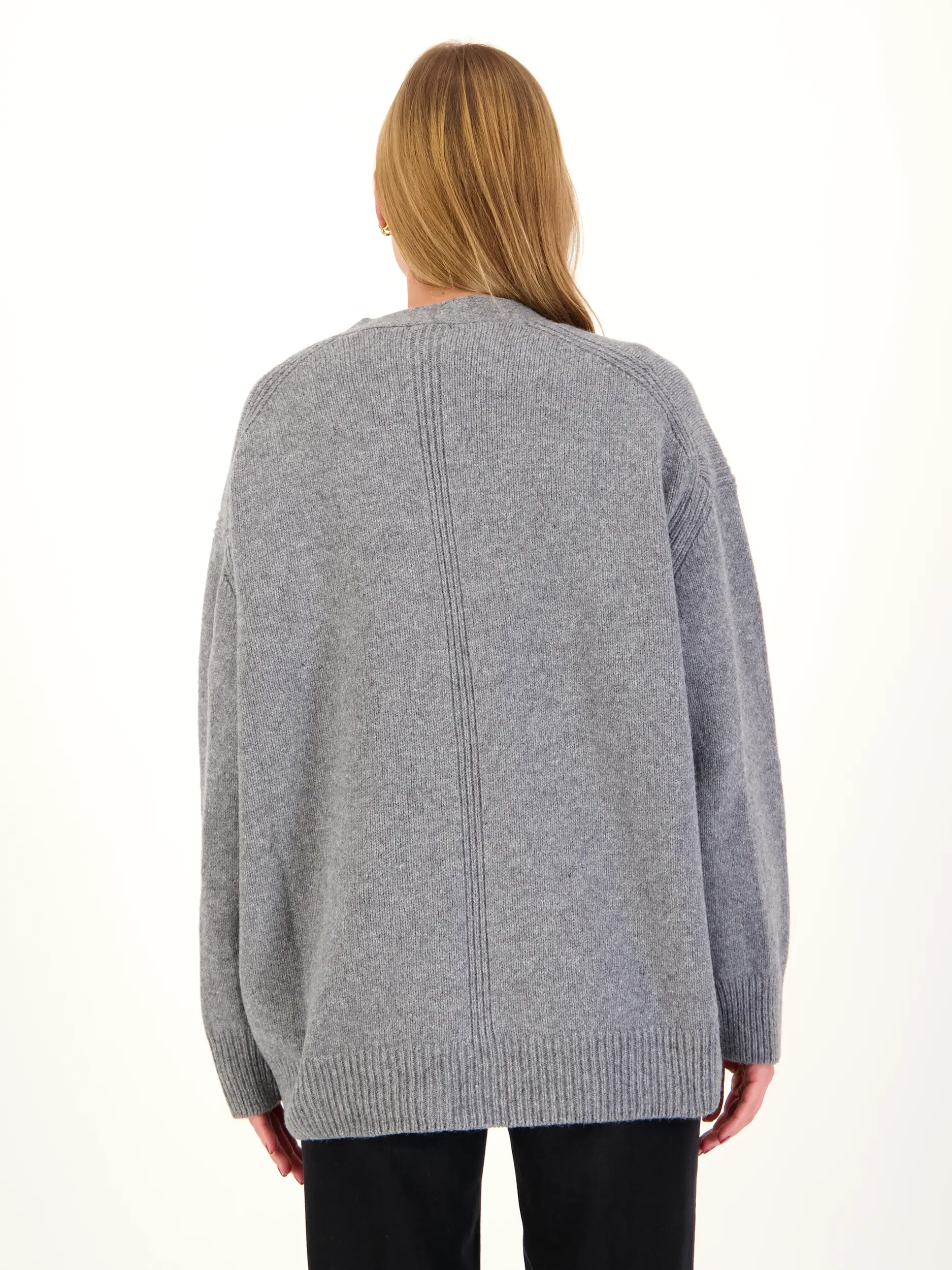 Strickjacke 'Jaydeni' - Artikel Rückseite getragen von einem Modell - Farbe: Grau