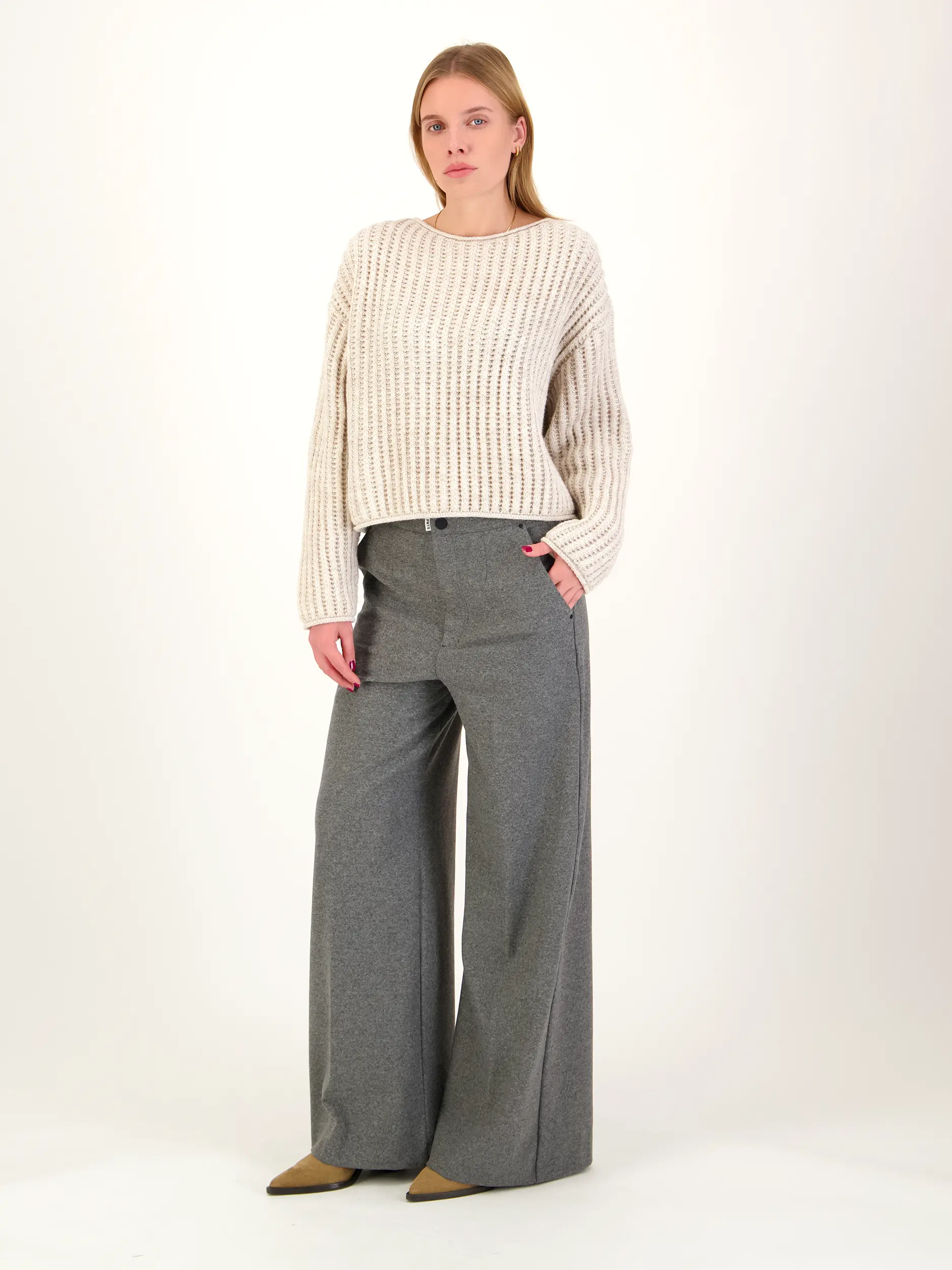 Pullover 'Imeny' langarm - Artikel Teil eines Outfits getragen von einem Modell - Farbe: Beige