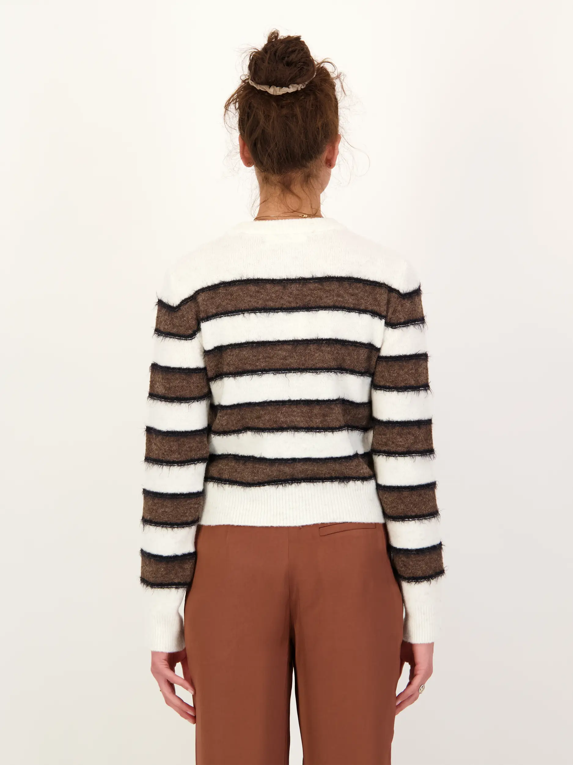 Gestreifte Strickjacke 'Sacian' aus Woll-Mix - Artikel Rückseite getragen von einem Modell - Farbe: Braun