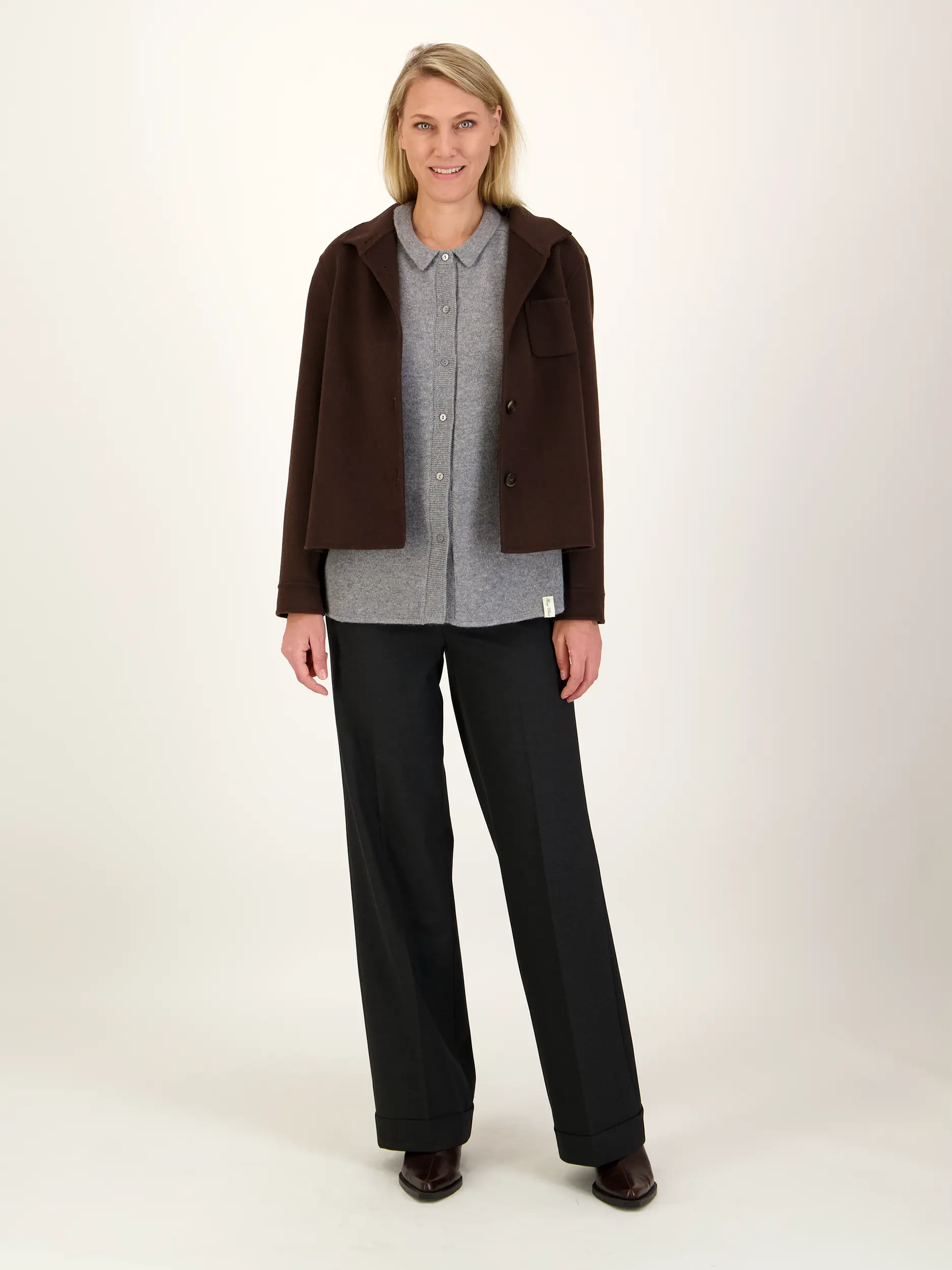 Strickjacke aus Kaschmir-Mix - Artikel Teil eines Outfits getragen von einem Modell