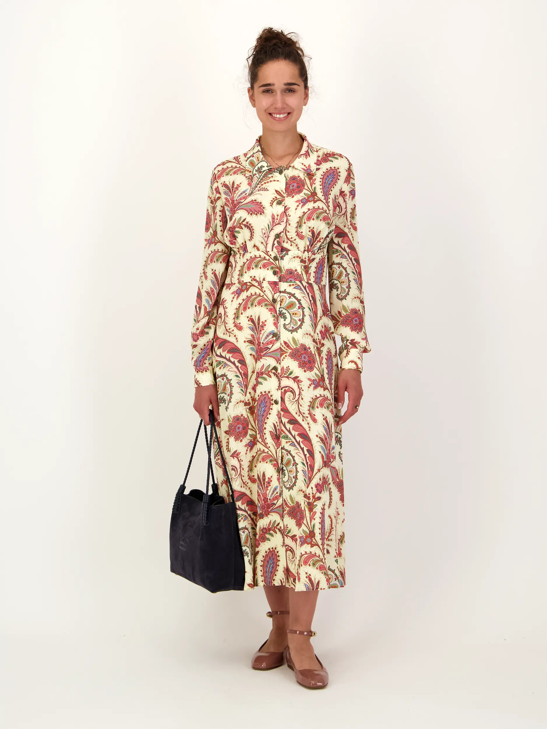 Gemustertes Maxi Blusenkleid langarm - Artikel Vorderseite getragen von einem Modell