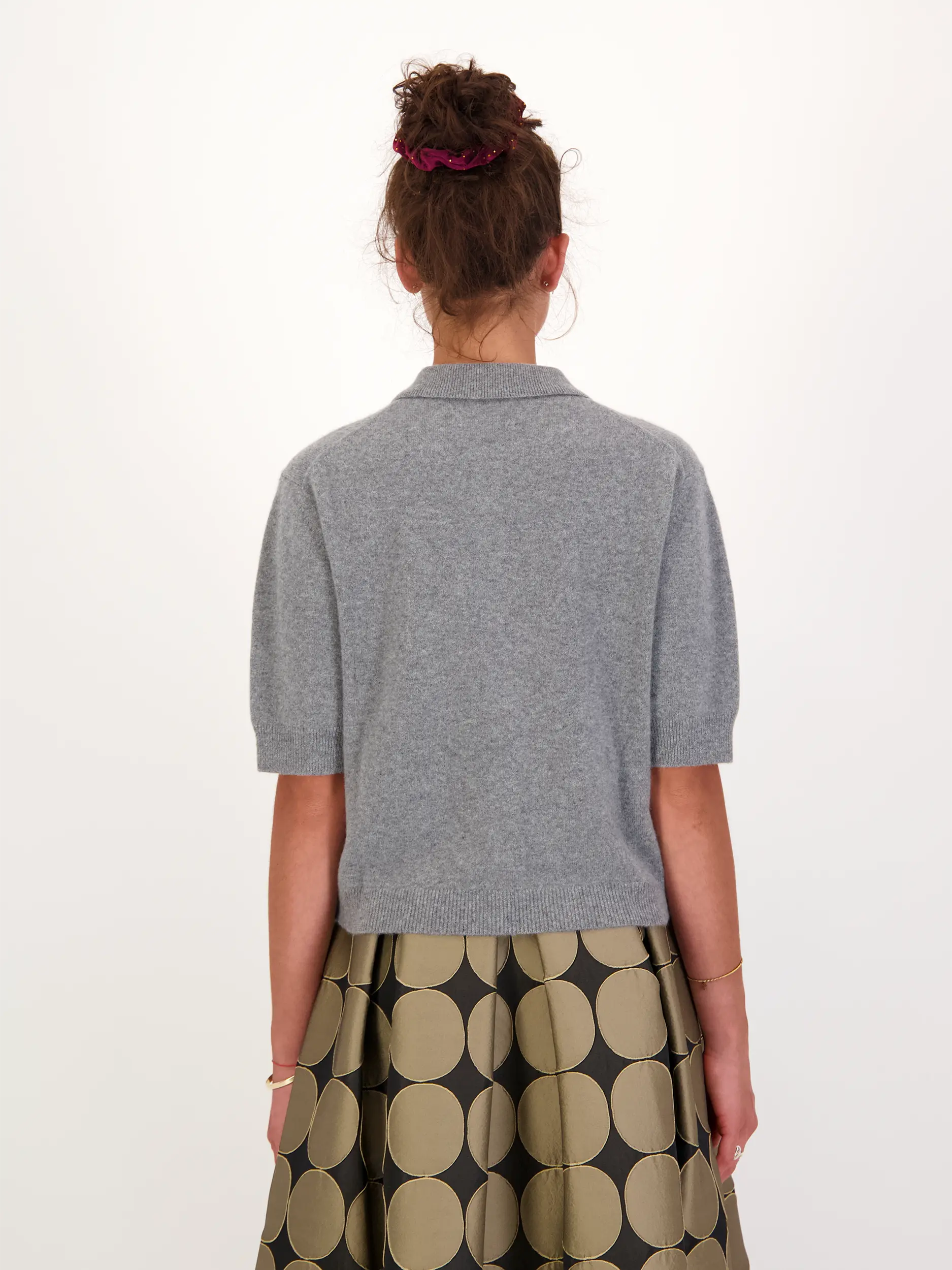 Pullover aus Kaschmir-Mix kurzarm - Artikel Rückseite getragen von einem Modell - Farbe: Grau