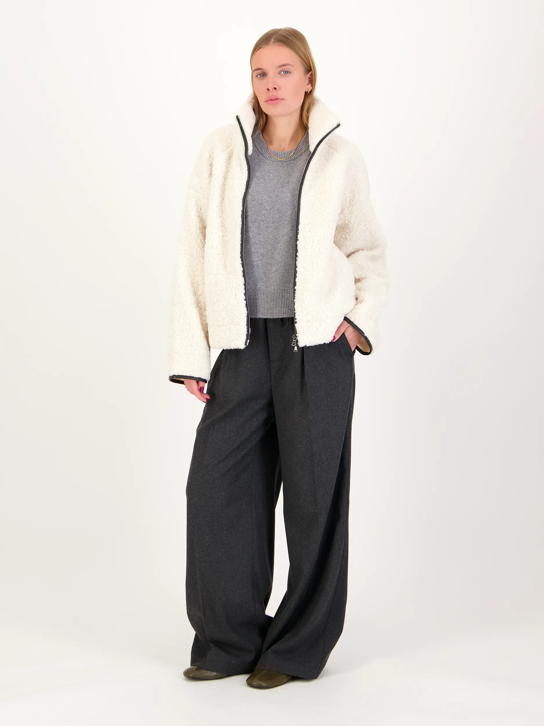 Pullover aus Kaschmir langarm - Artikel Teil eines Outfits getragen von einem Modell - Farbe: Grau