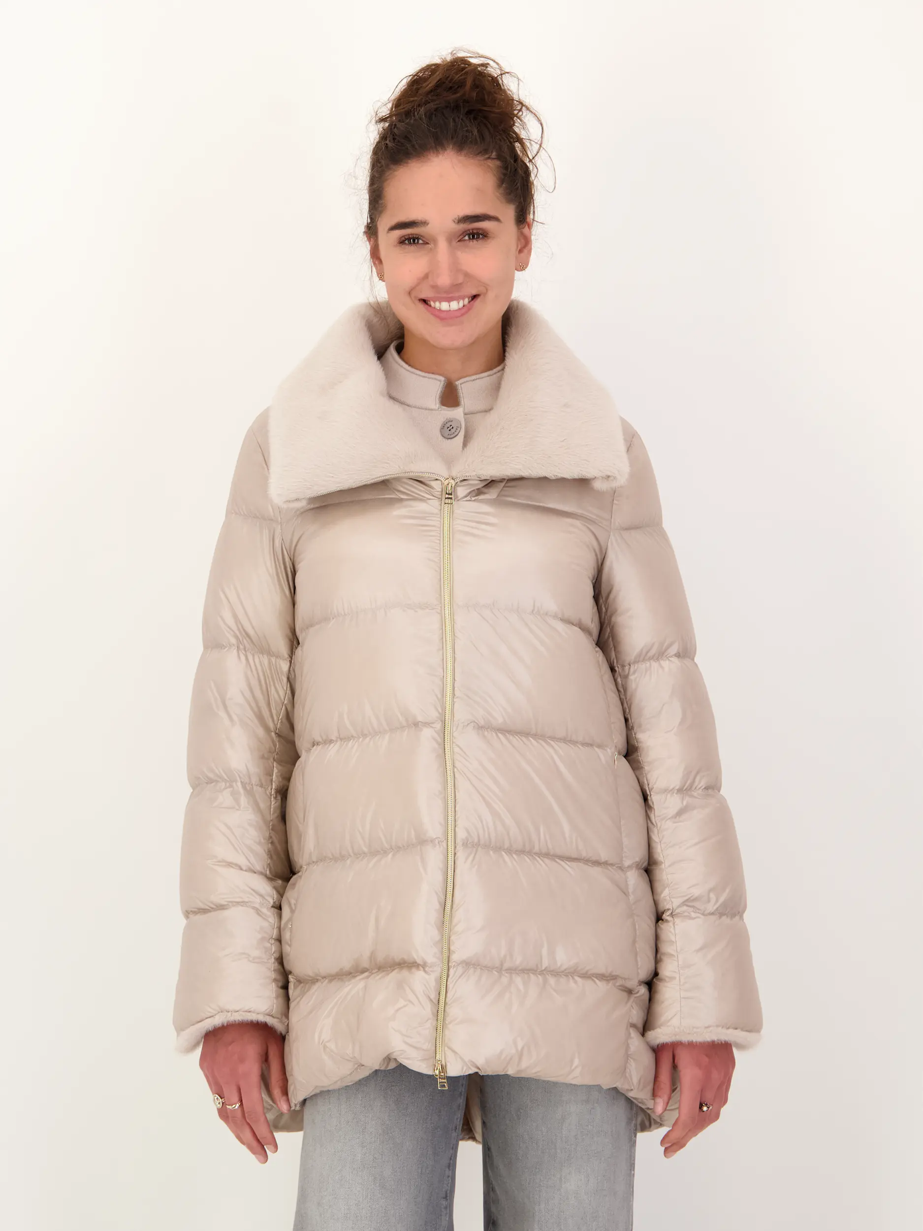 Daunenjacke mit Faux Fellkragen - Artikel Vorderseite getragen von einem Modell - Farbe: Beige Daunenjacke mit Faux Fellkragen - Artikel Vorderseite getragen von einem Modell - Farbe: Beige