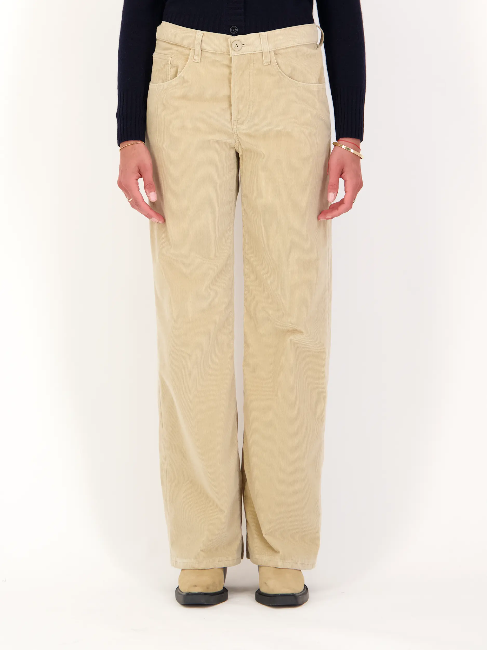 Cordhose 'Jacklyn' - Artikel Vorderseite getragen von einem Modell - Farbe: Beige
