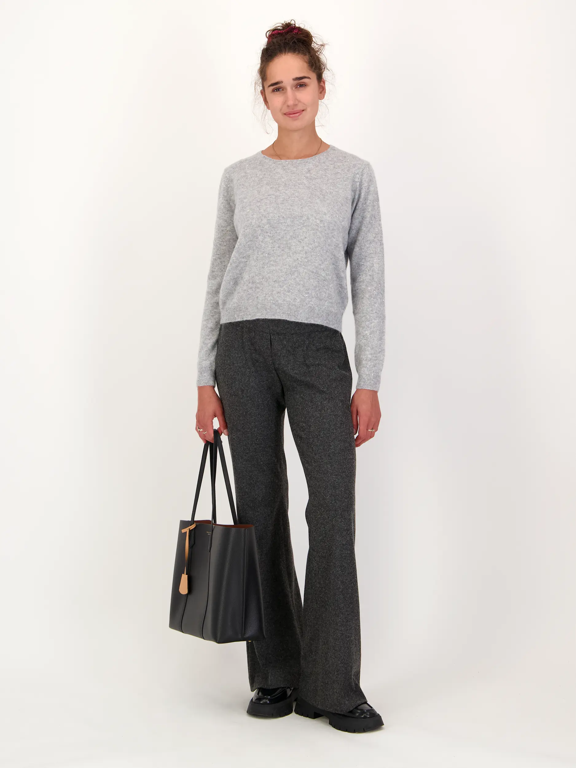 Pullover aus Woll-Mix langarm - Artikel Teil eines Outfits getragen von einem Modell - Farbe: Grau