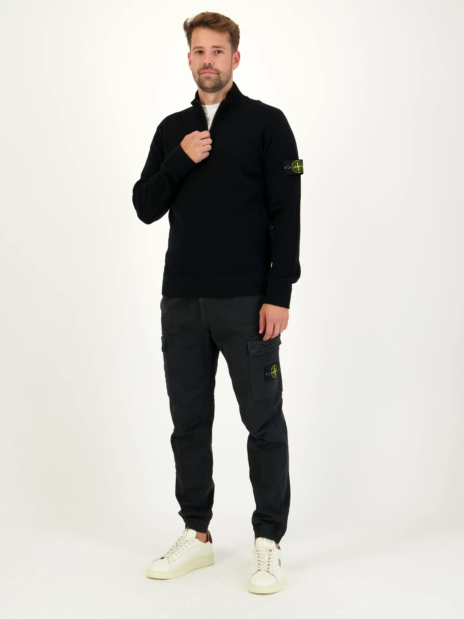 Pullover - Artikel Teil eines Outfits getragen von einem Modell - Farbe: Schwarz