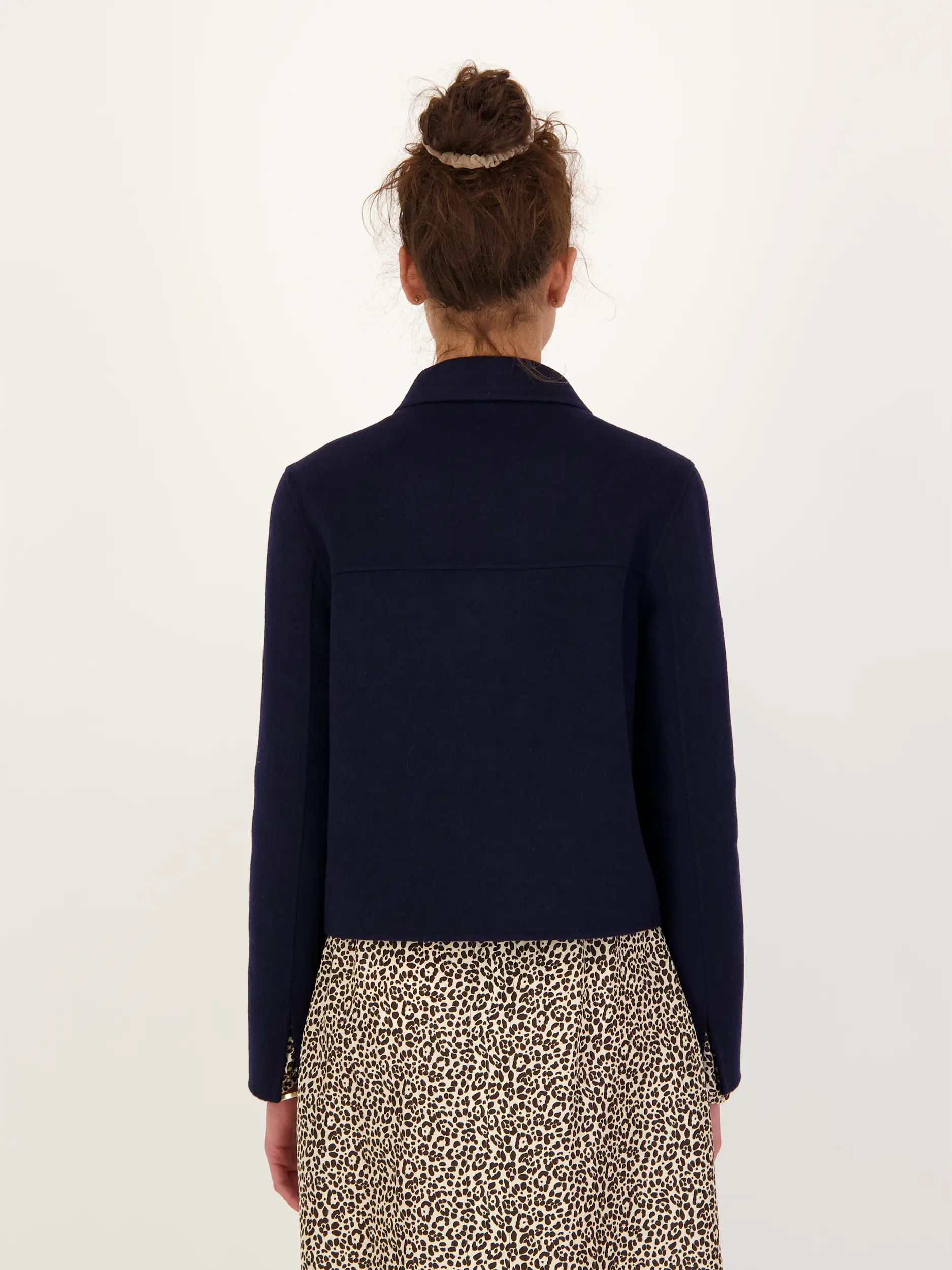 Wolljacke - Artikel Rückseite getragen von einem Modell - Farbe: Blau