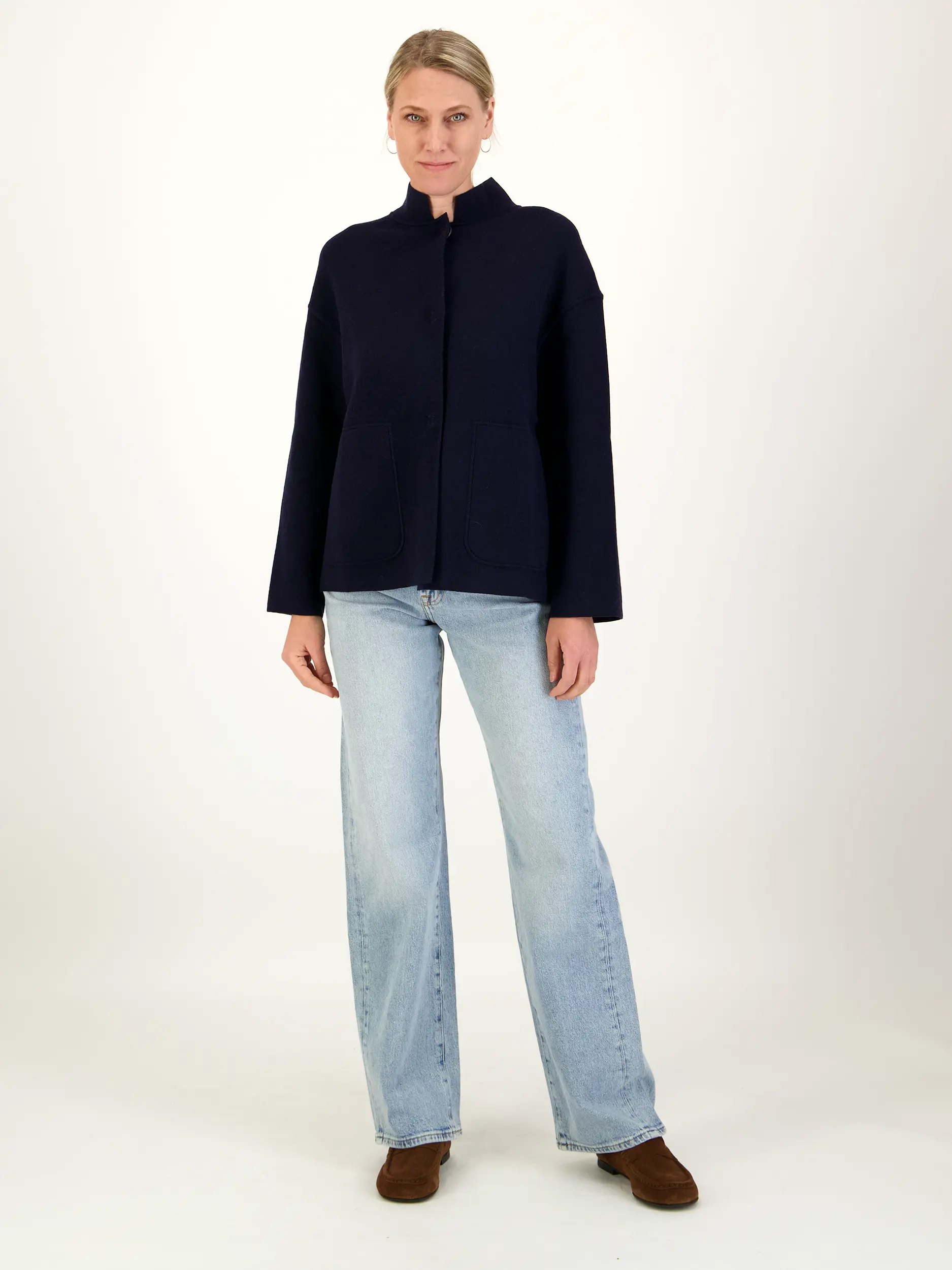 Strickjacke aus Wolle - Artikel Teil eines Outfits getragen von einem Modell