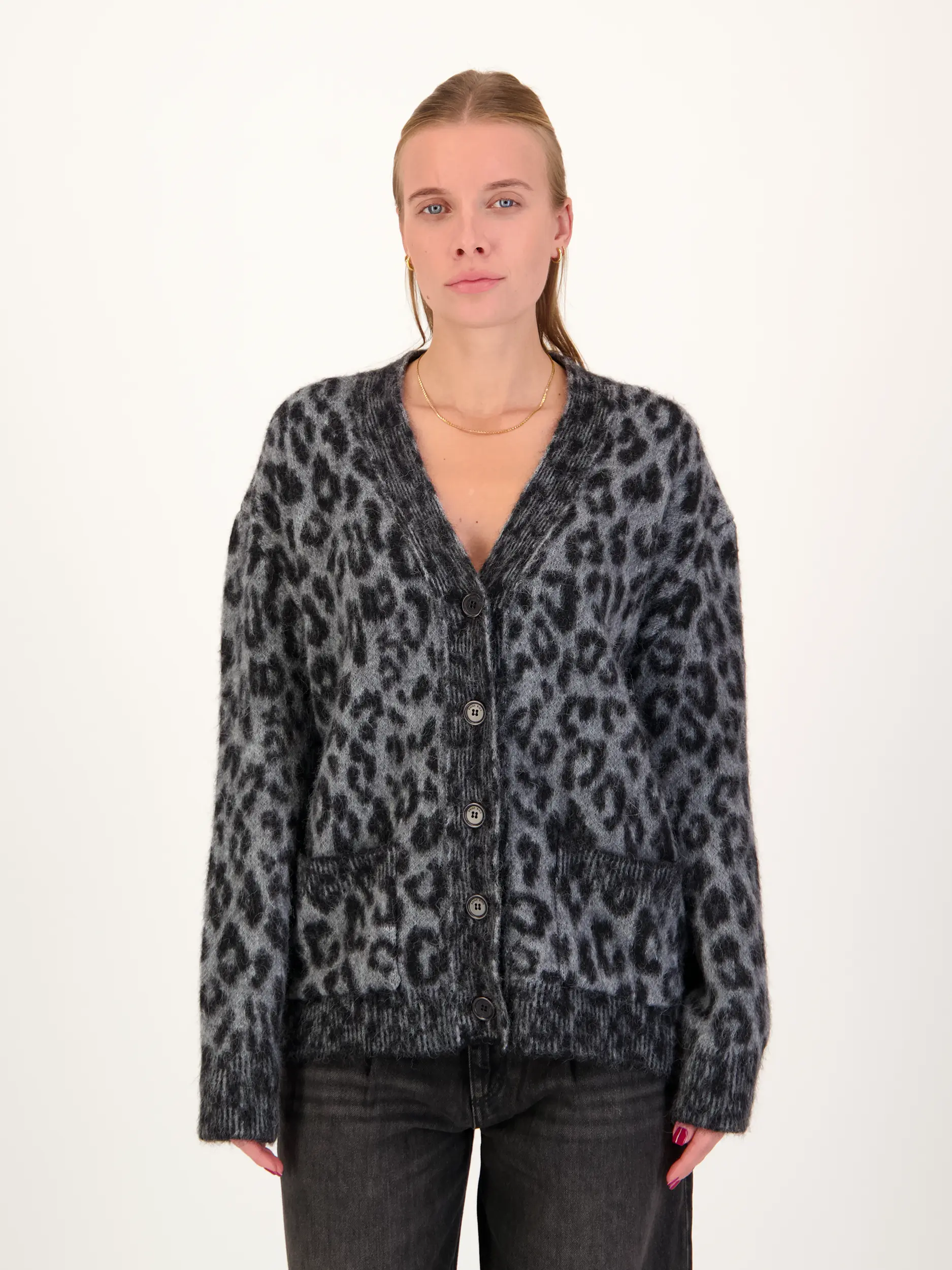 Strickjacke aus Alpaka mit Leo-Print - Artikel Vorderseite getragen von einem Modell - Farbe: Grau
