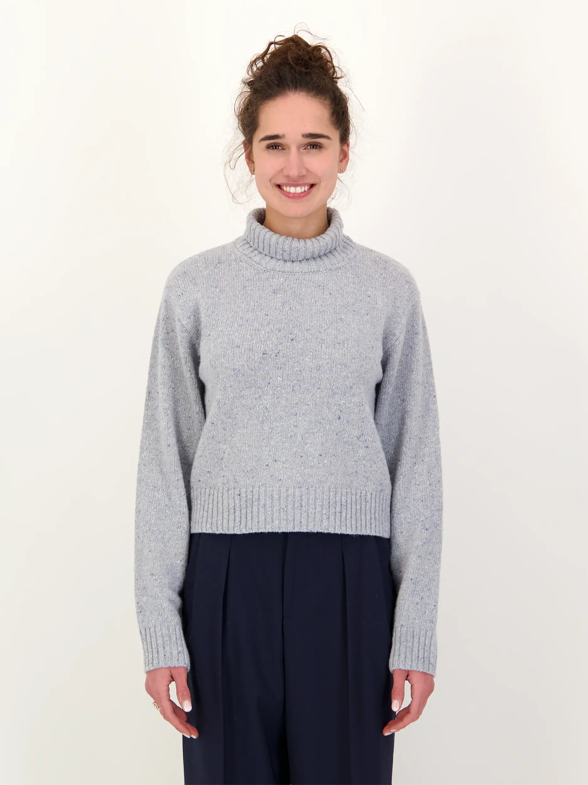 Rollkragenpullover 'Salois' - Artikel Vorderseite getragen von einem Modell - Farbe: Blau