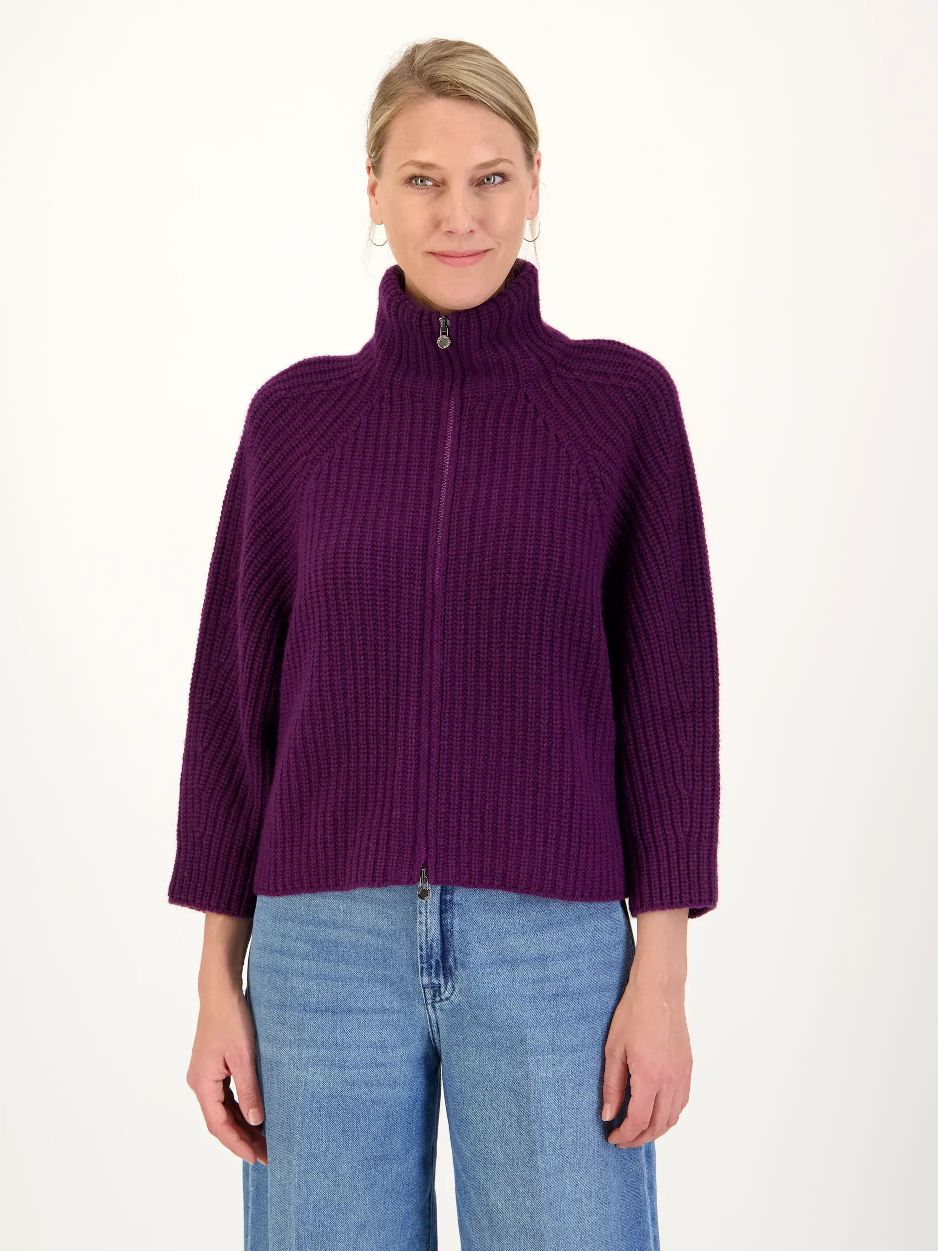 Strickjacke 'Fallou zip' aus Kaschmir - Artikel Vorderseite getragen von einem Modell - Farbe: Violett