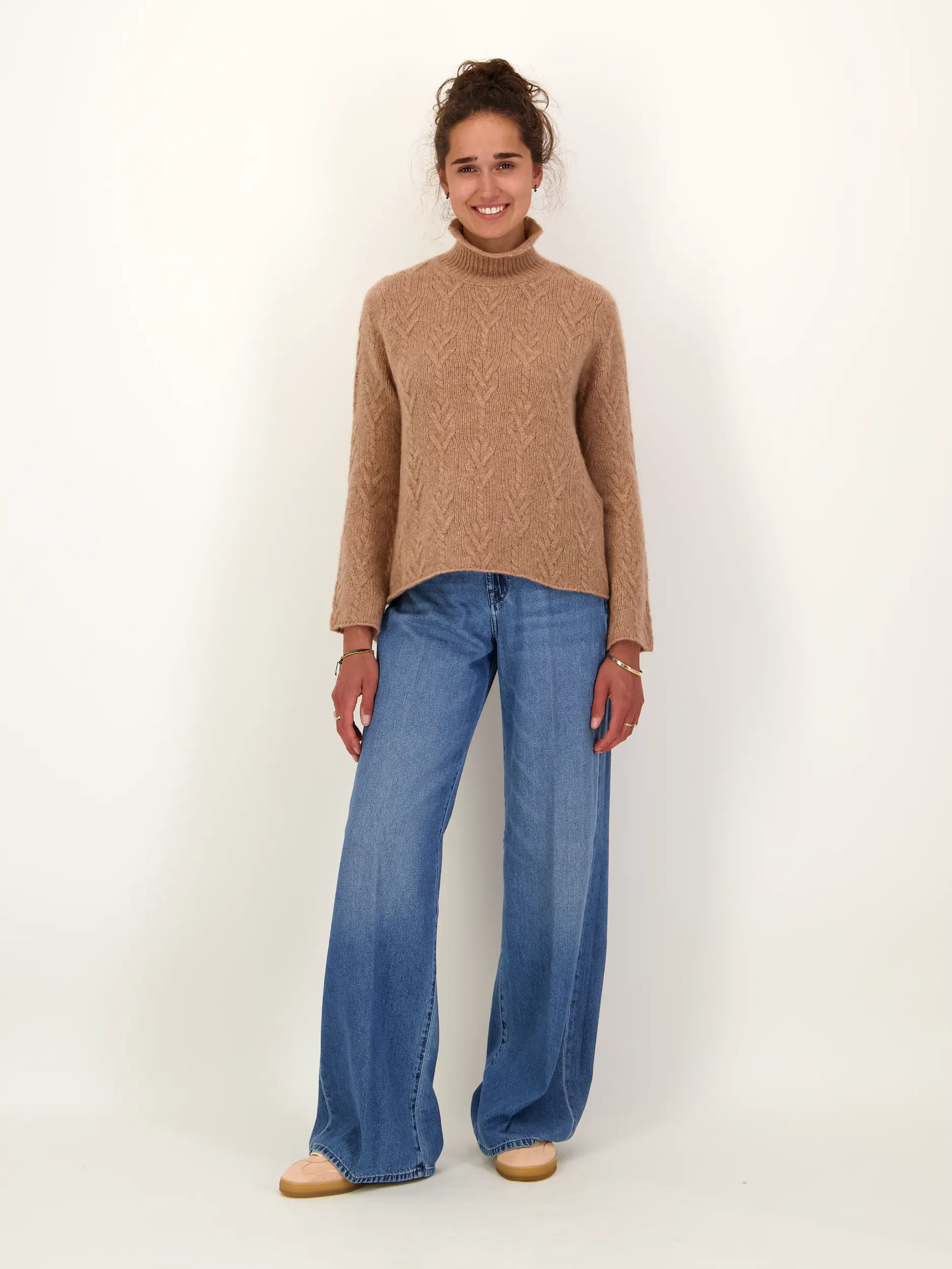 Pullover 'Easton' aus Kaschmir langarm - Artikel Teil eines Outfits getragen von einem Modell