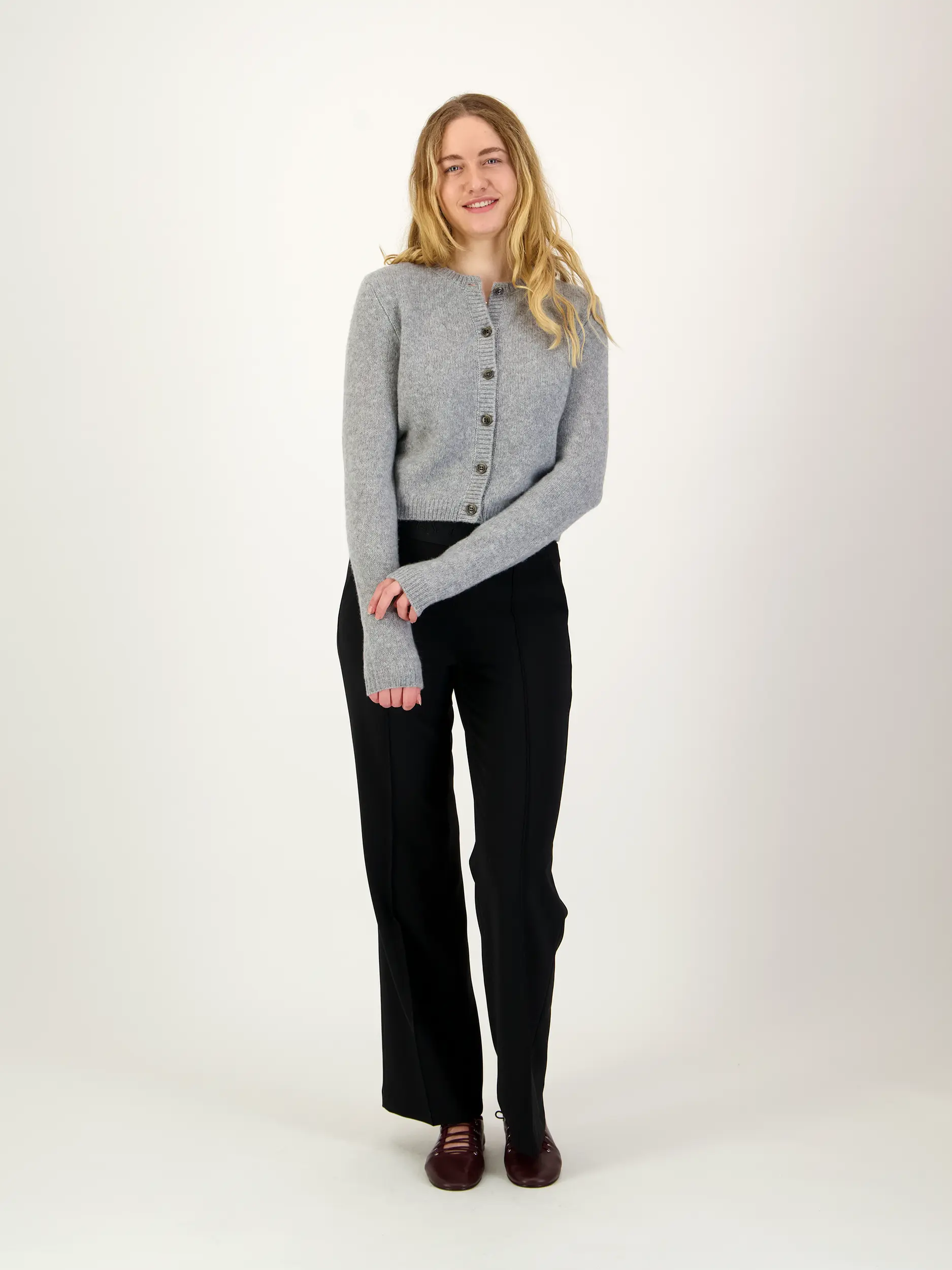 Strickjacke 'Felicia'  - Artikel Teil eines Outfits getragen von einem Modell - Farbe: Grau